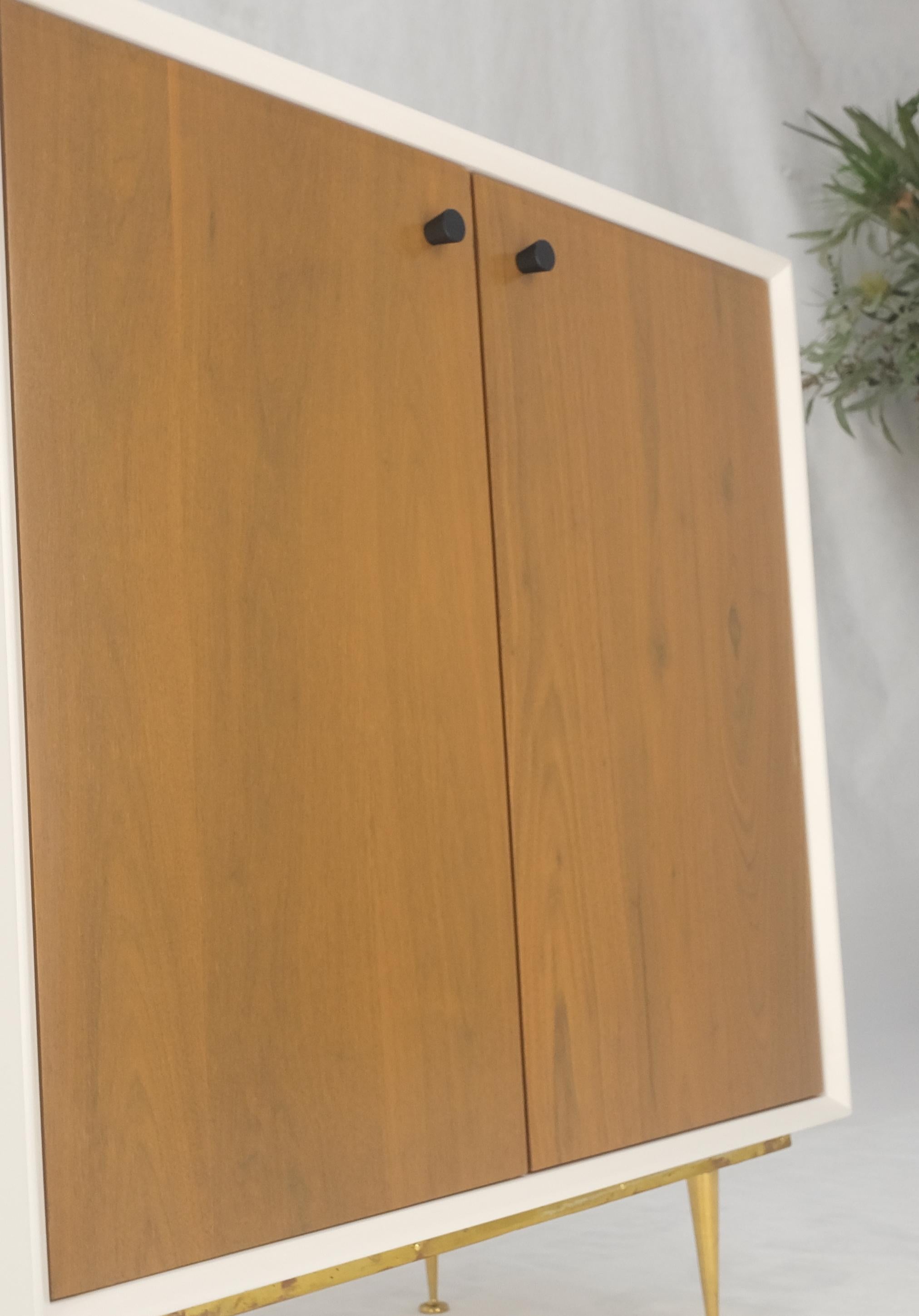 Scaffale a due ante in noce chiaro e lacca bianca con gambe in ottone massiccio in vendita 3