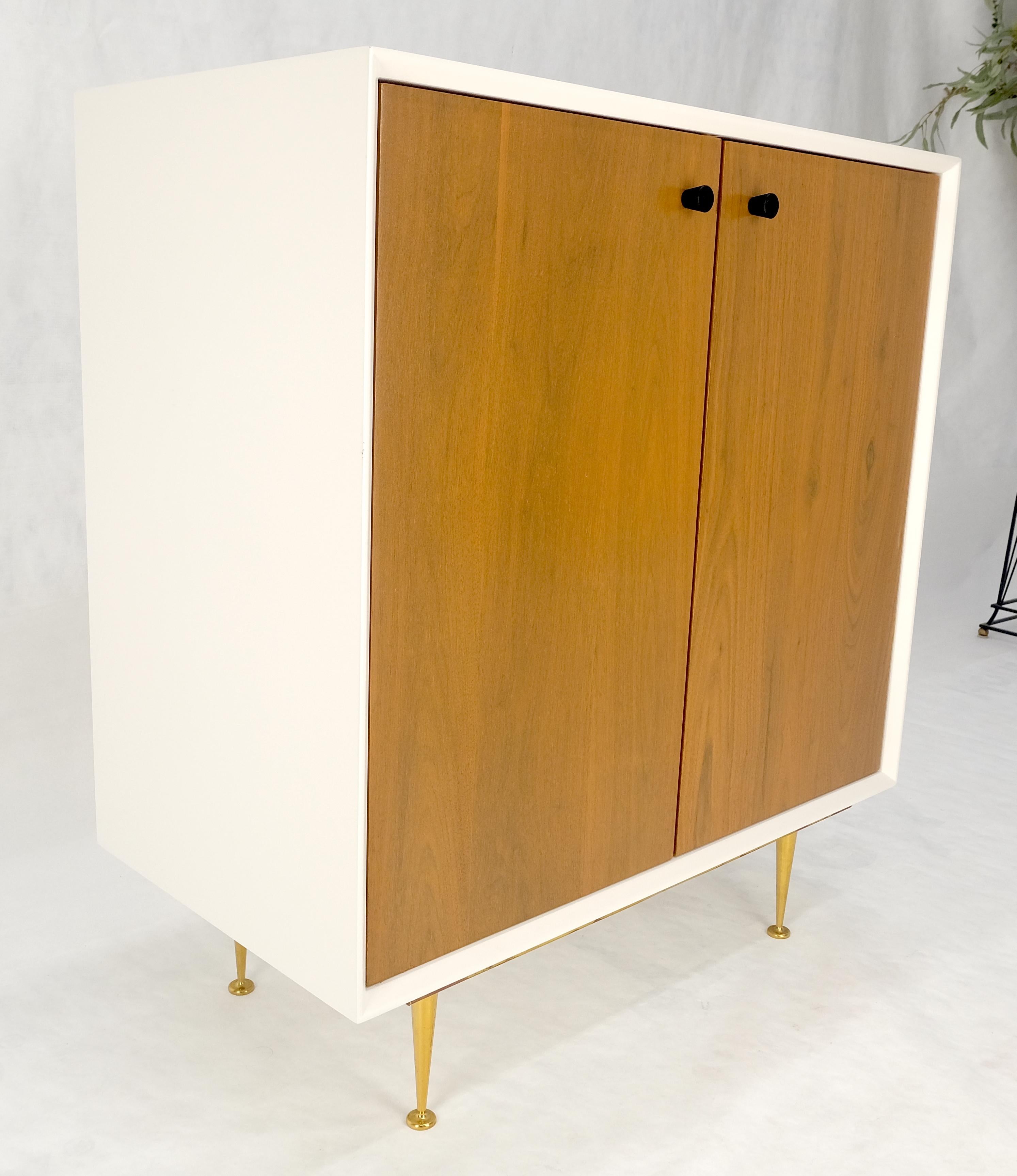Scaffale a due ante in noce chiaro e lacca bianca con gambe in ottone massiccio in vendita 4