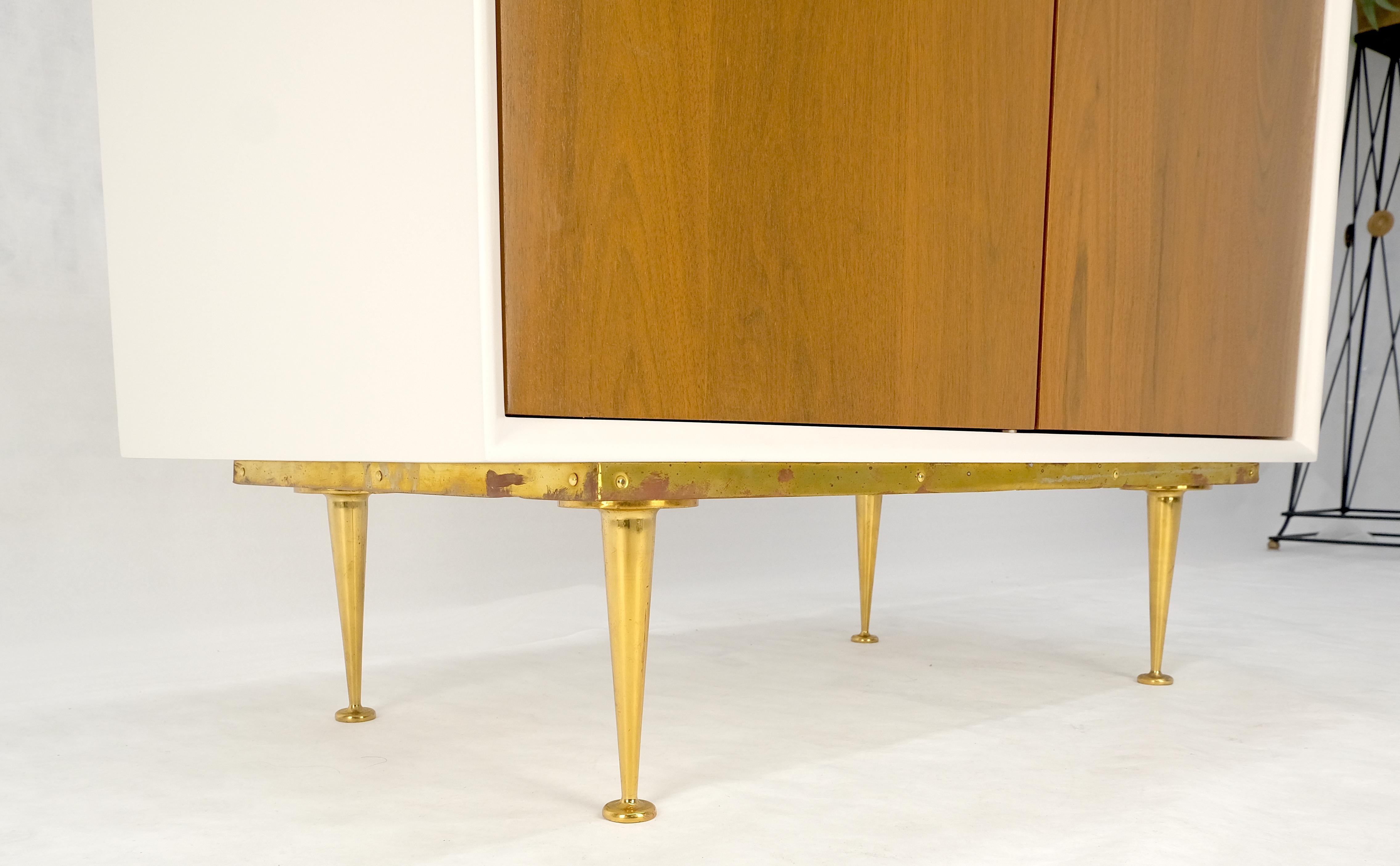 Armadio a due ante in noce chiaro e lacca bianca con gambe in ottone massiccio MINT!