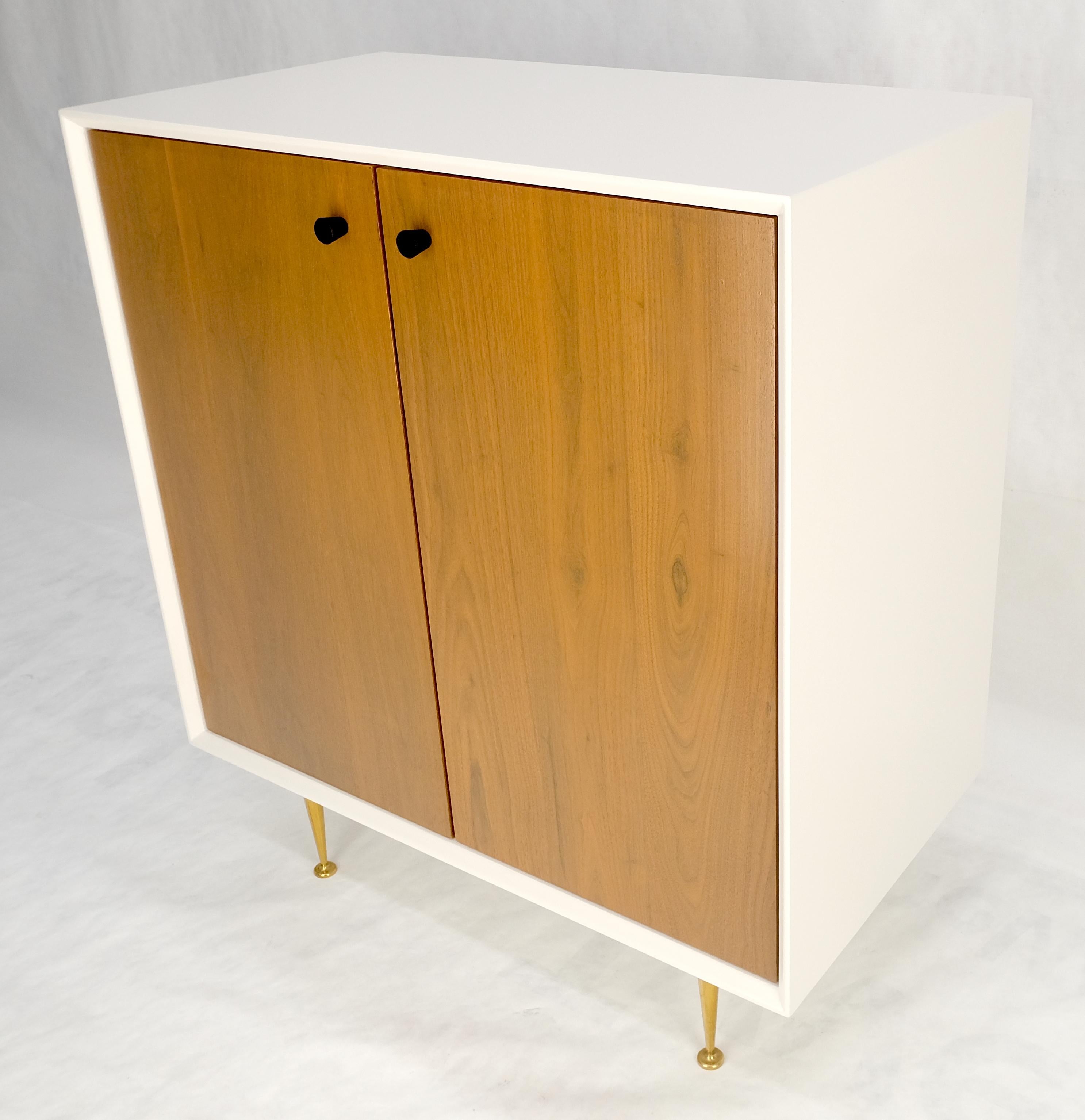 Mid-Century moderno Scaffale a due ante in noce chiaro e lacca bianca con gambe in ottone massiccio in vendita