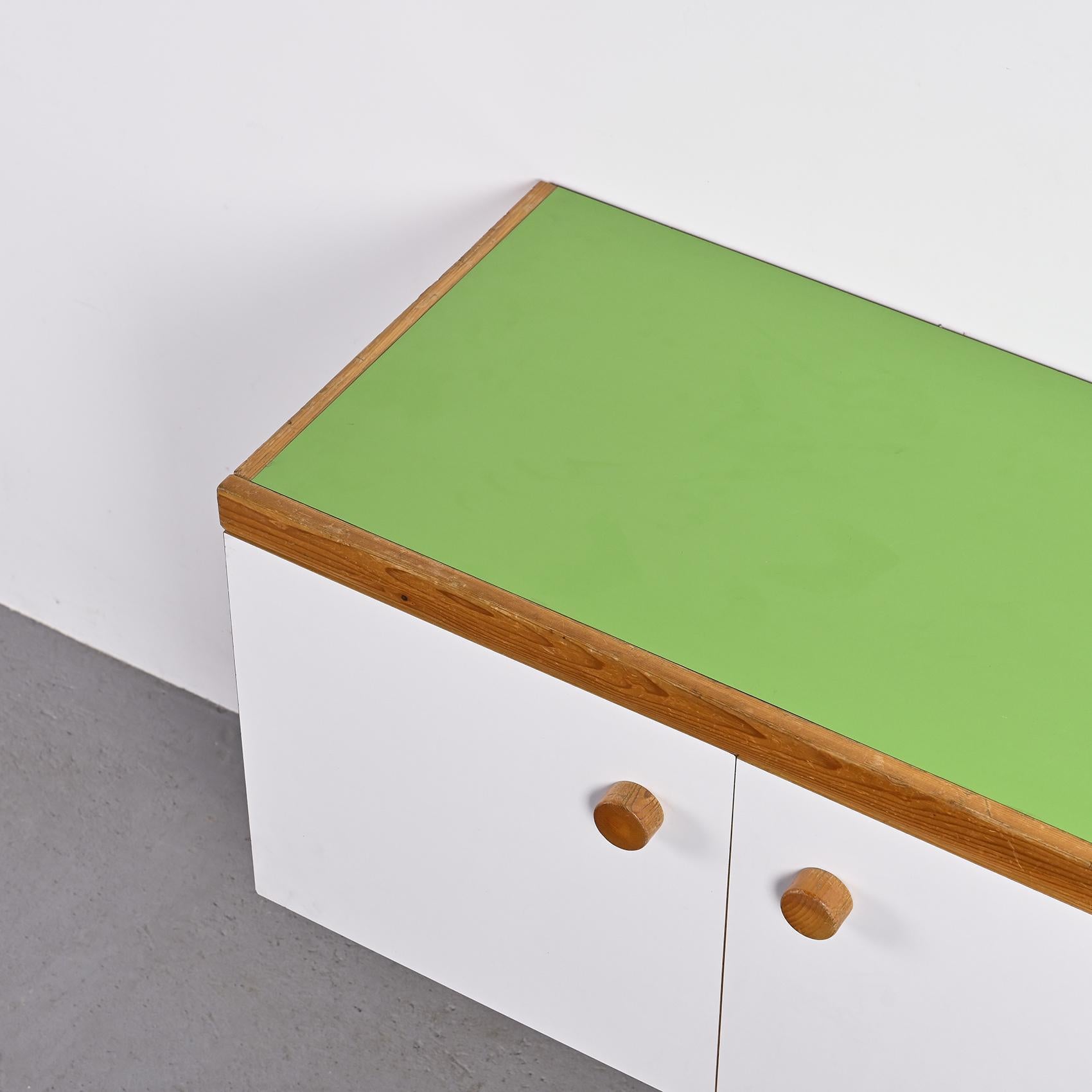 Charlotte Perriand, a renowned French architect and designer, was known for her minimalist furniture inspired by both the mountains and Japan. Her approach eliminated unnecessary elements to create functional living spaces, rooted in the belief that