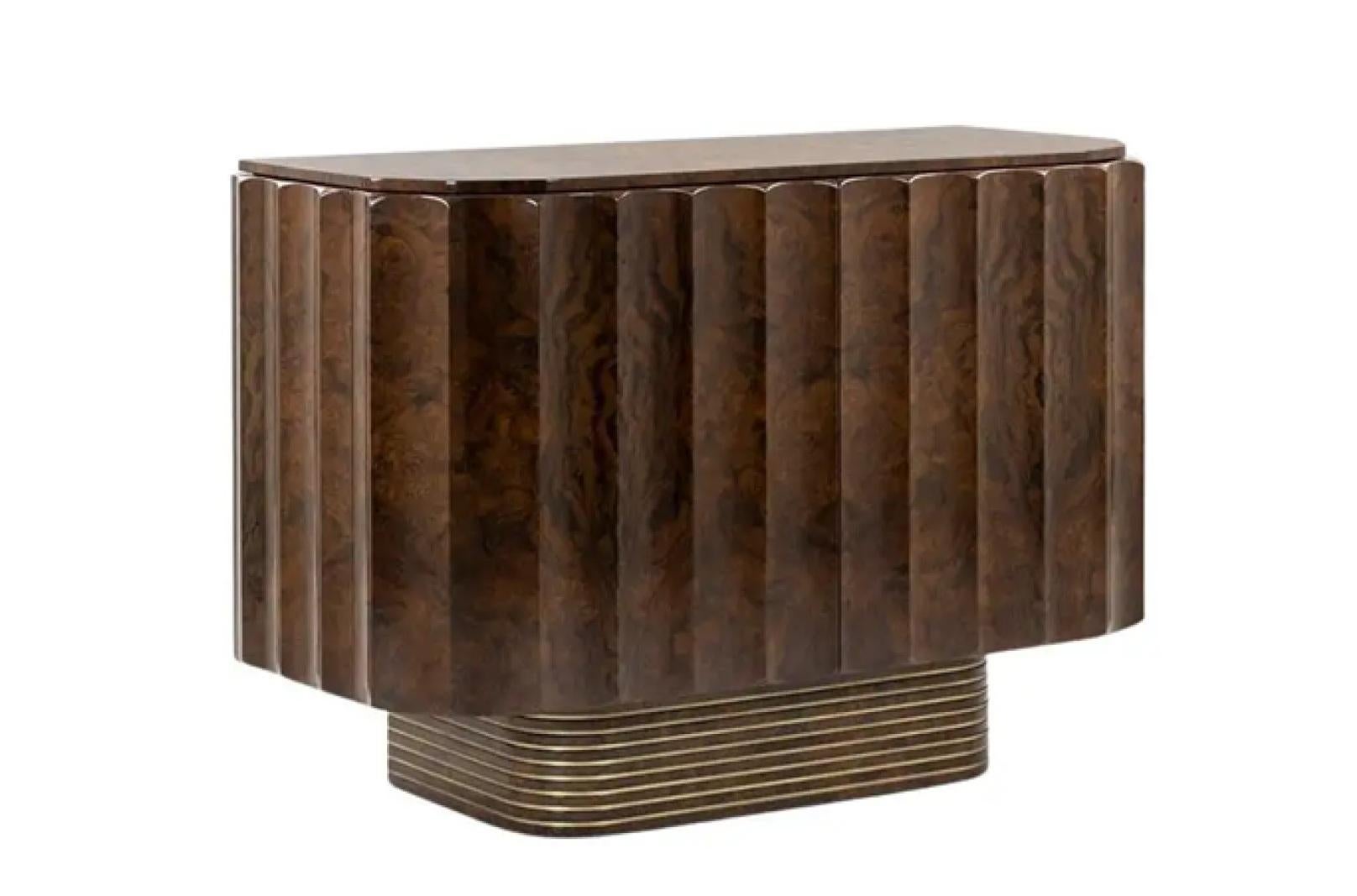 Dieses außergewöhnliche zweitürige Sideboard, das die Schönheit der Natur und die skulpturale Form zelebriert, wertet Ihre Einrichtung auf. Das aus hochwertigem Walnusswurzelholz gefertigte, ausgeprägte Noppenmuster wird durch eine makellose