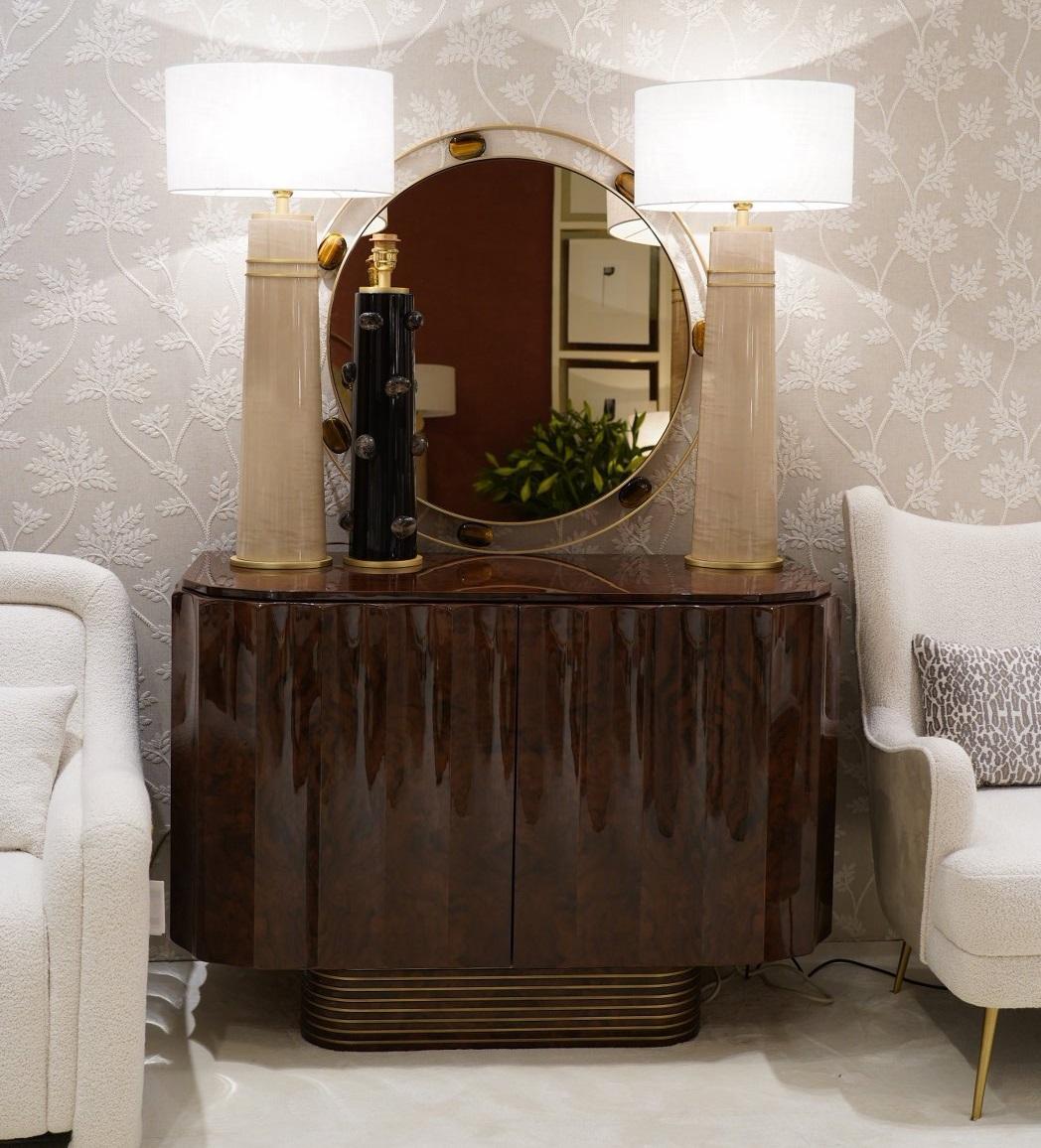 Zwei Türen Sideboard in luxuriösen Walnuss Wurzel mit oxidiertem Messing Basis von JLC (Handgefertigt) im Angebot