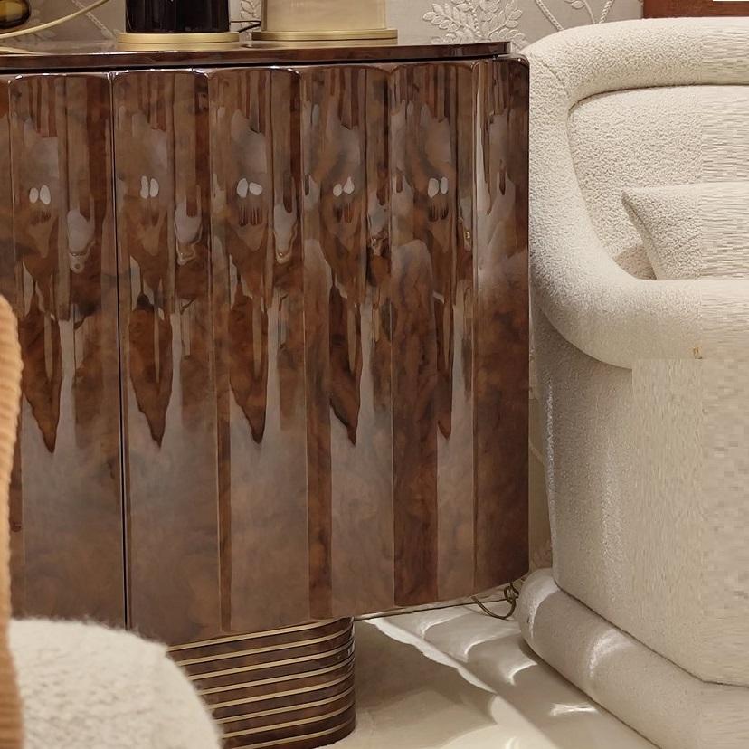 Zwei Türen Sideboard in luxuriösen Walnuss Wurzel mit oxidiertem Messing Basis von JLC im Zustand „Neu“ im Angebot in NEW YORK, NY