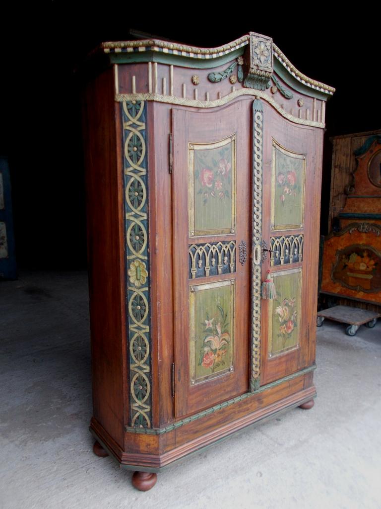 Painted wardrobe.
Two-doors wardrobe hand decorated in fir and larch wood
End of the 18th century
Complete with original hardware.
In excellent condition carried out a conservative restoration.
Hand carved wooden parts.
Original painting of