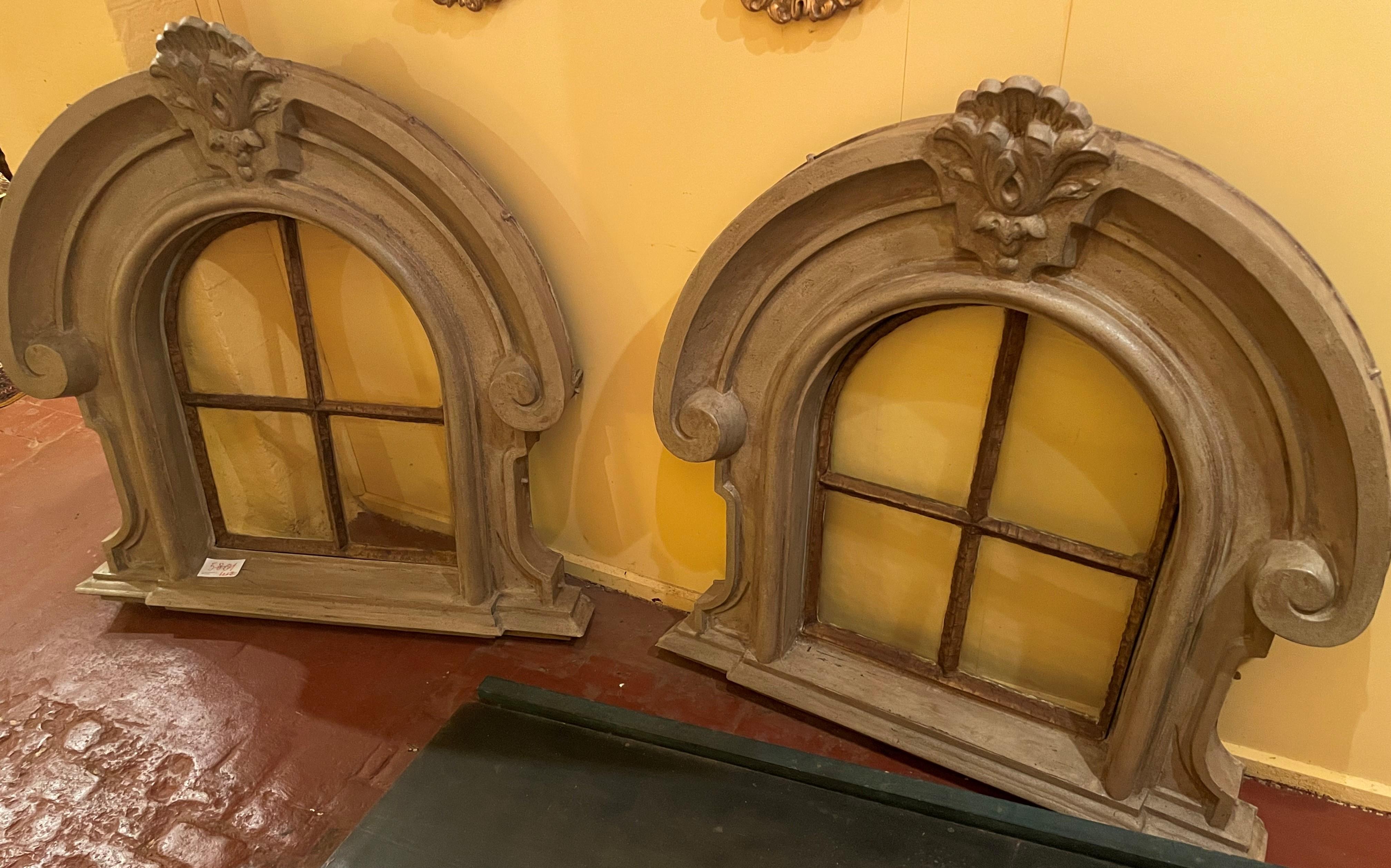 Two 19th century polychrome cast iron dormer windows

in very good condition
Beautiful patina.