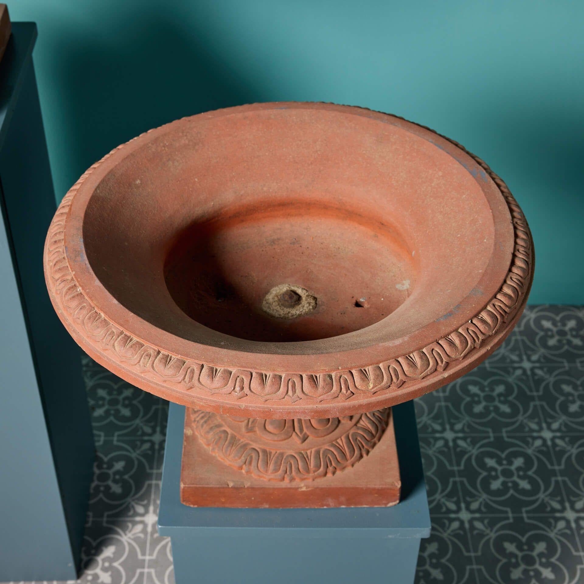 Doulton Terrakotta-Tazza-Urnen aus Doulton (19. Jahrhundert) im Angebot