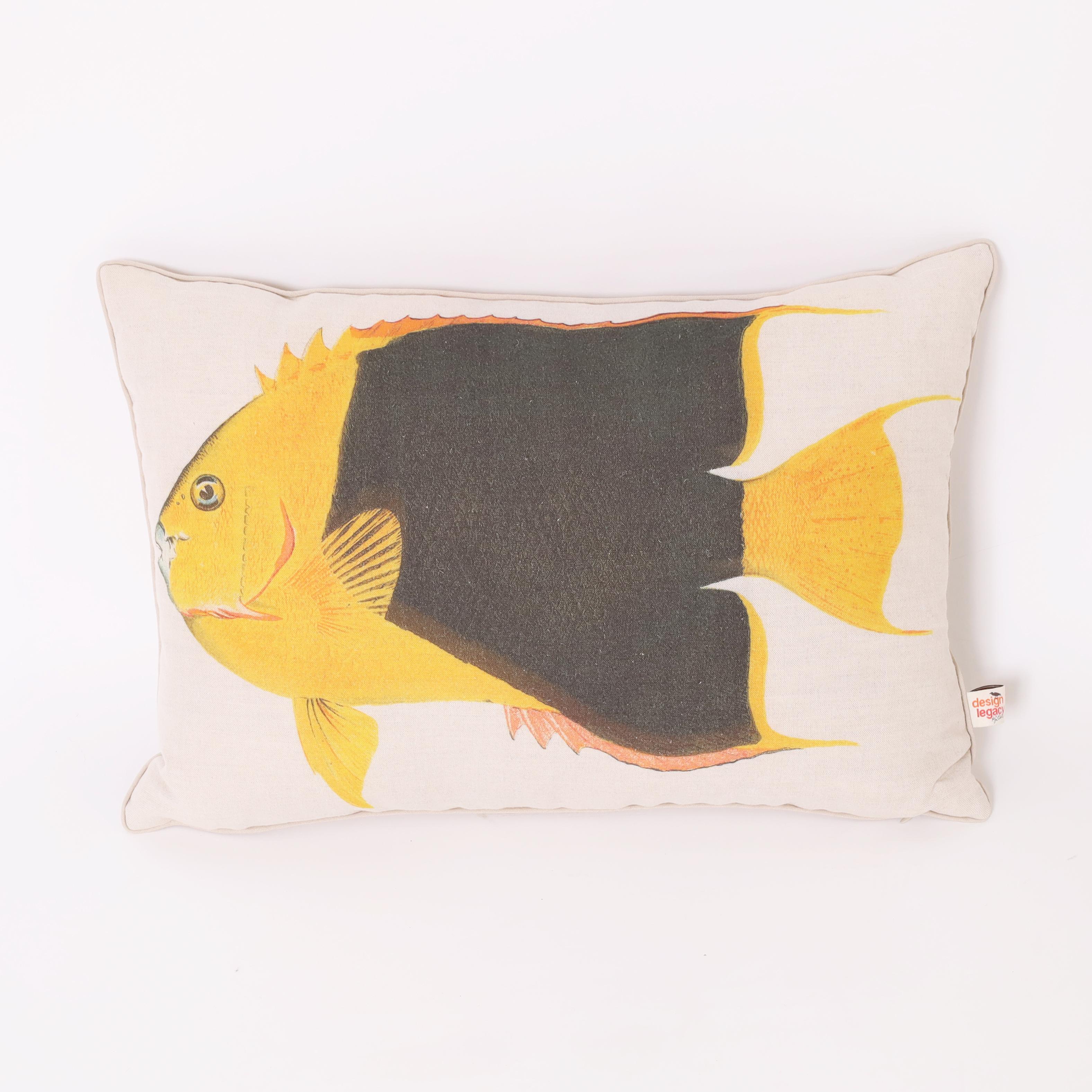 Un duo accattivante di due cuscini da lancio in lino imbottiti di piuma, entrambi con immagini acquatiche stampate, un pesce e un granchio. Prezzo individuale.

Il pesce misura H. 16 W. 22 D. 7

Il granchio misura H. 16 W. 23 D. 7