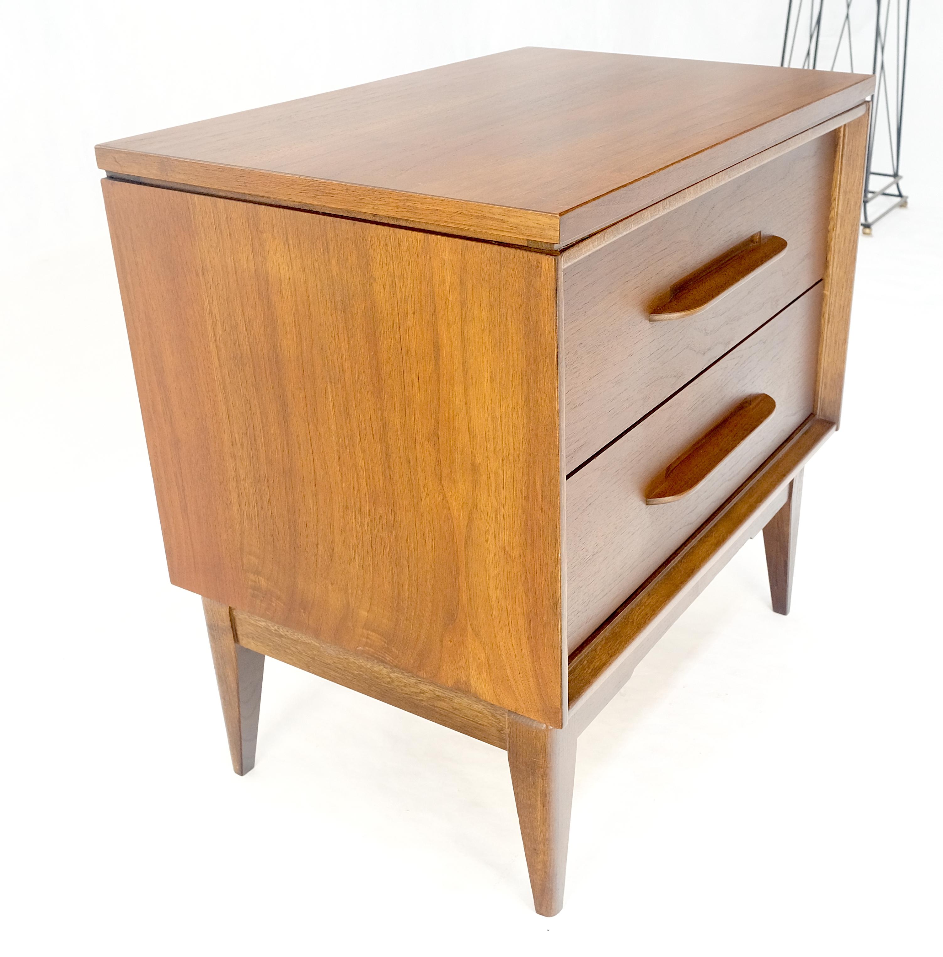 Mobiletto con comodino a due cassetti in legno di noce oliato americano scolpito MINT! in vendita 3