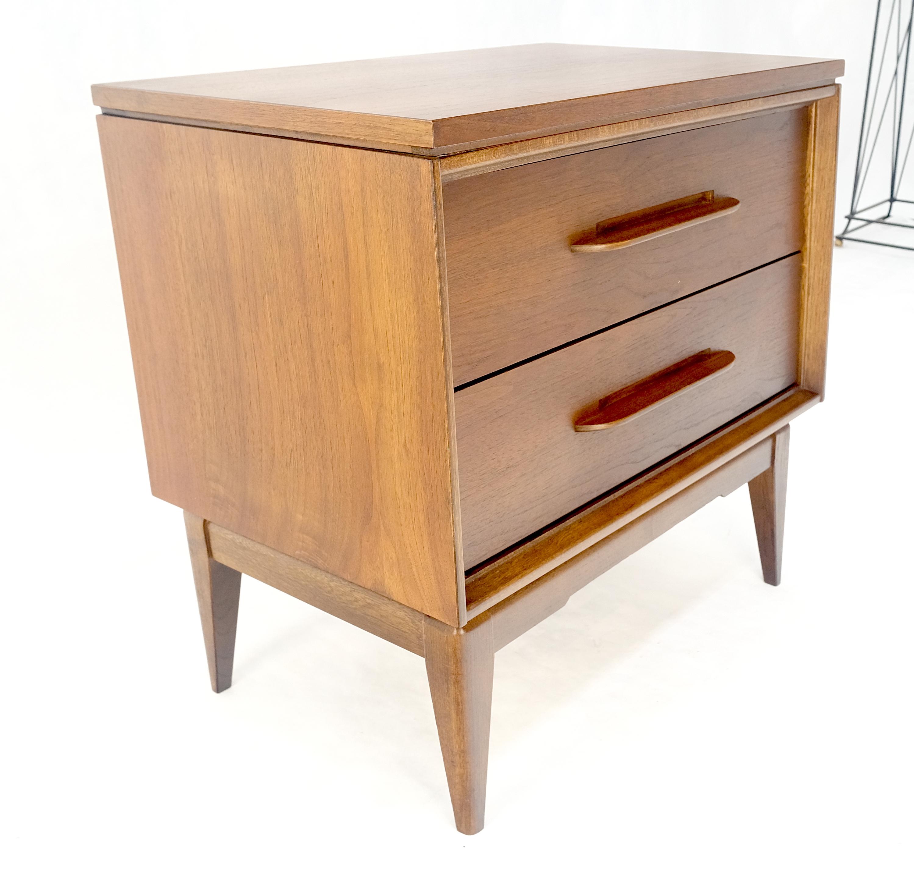 Mobiletto con comodino a due cassetti in legno di noce oliato americano scolpito MINT! in vendita 4