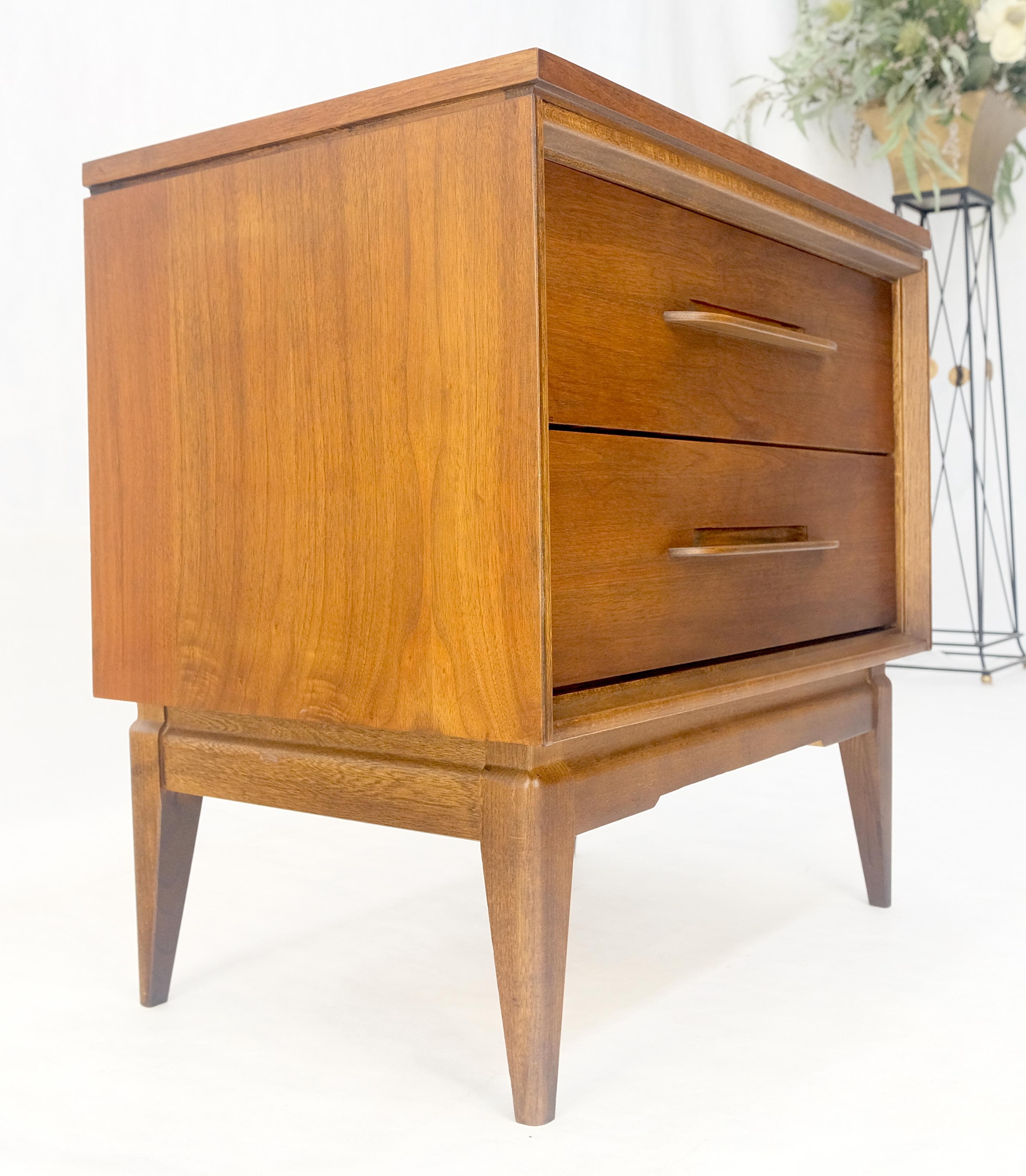 Mobiletto con comodino a due cassetti in legno di noce oliato americano scolpito MINT! in vendita 5