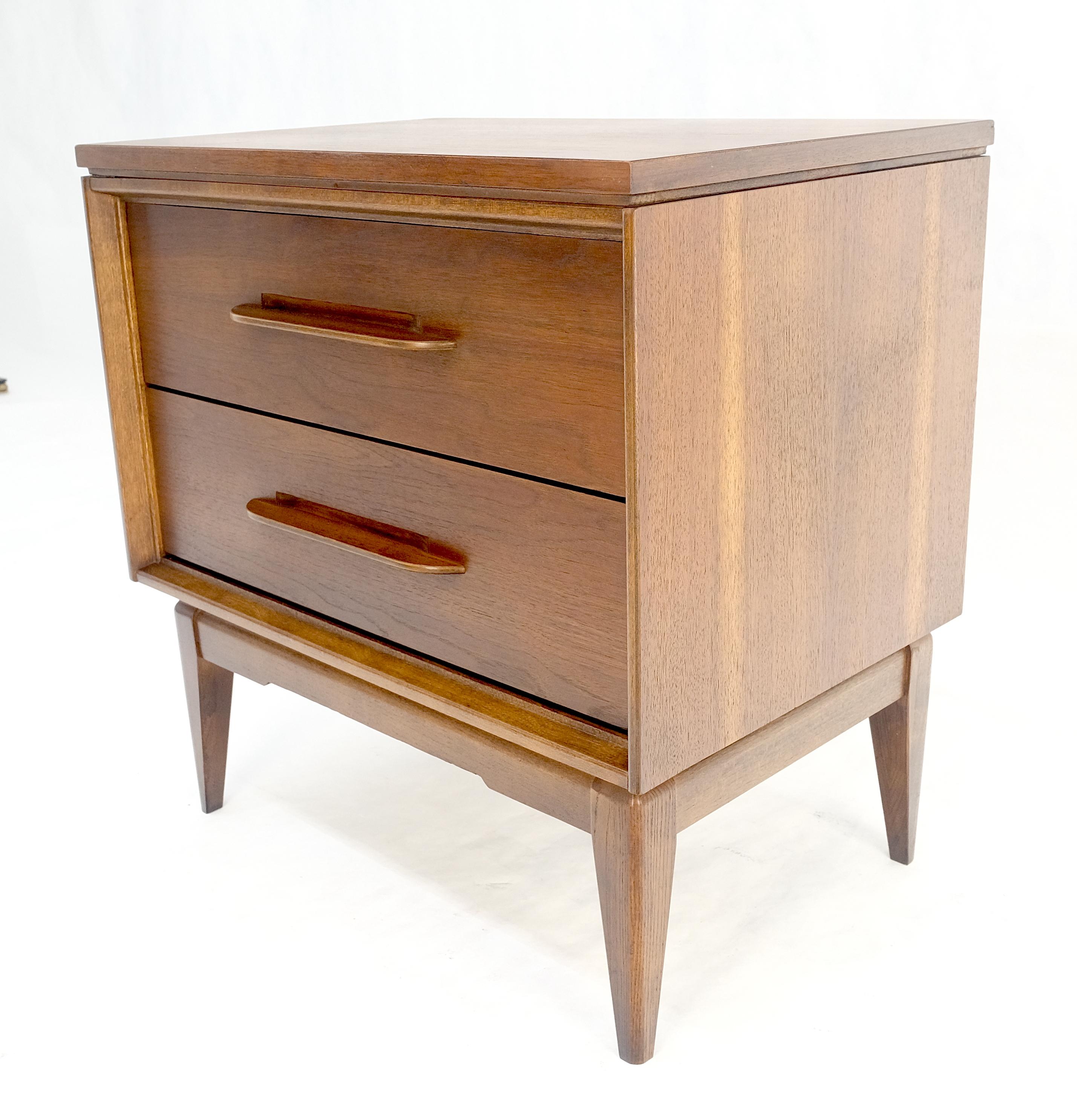 Mobiletto con comodino a due cassetti in legno di noce oliato americano scolpito MINT! in vendita 6