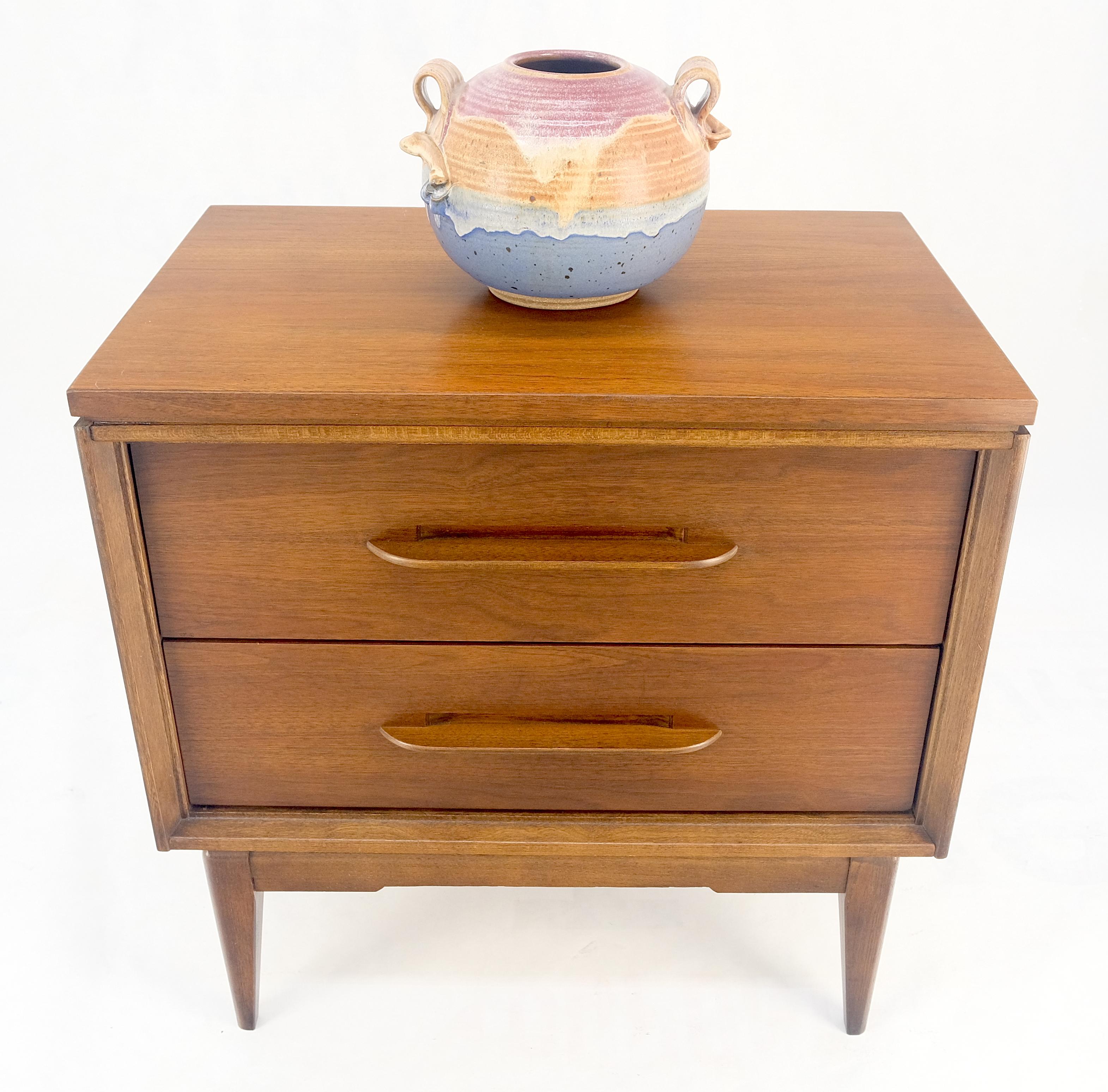 Mobiletto con comodino a due cassetti in legno di noce oliato americano scolpito MINT! in vendita 7