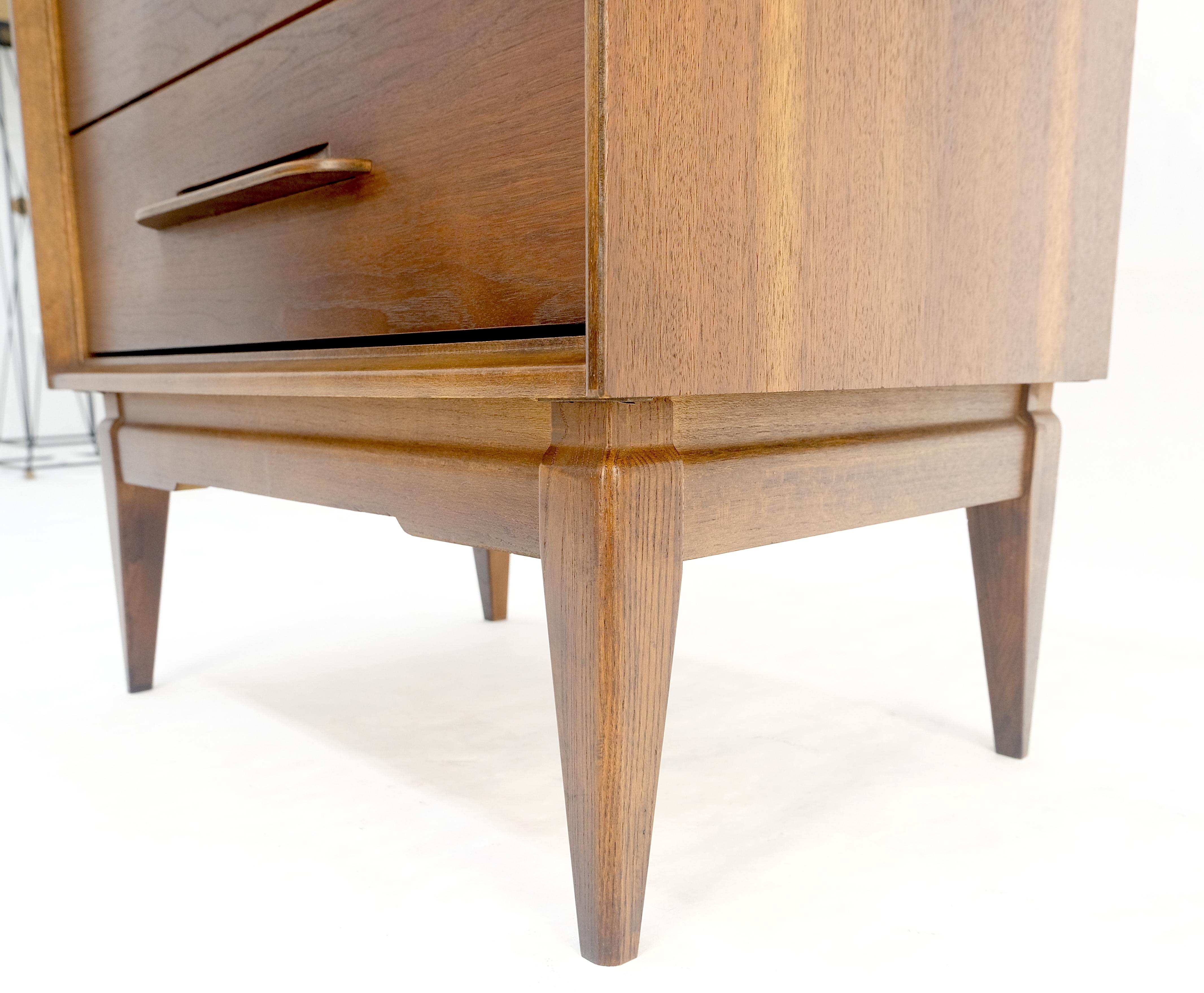 Mid-Century moderno Mobiletto con comodino a due cassetti in legno di noce oliato americano scolpito MINT! in vendita