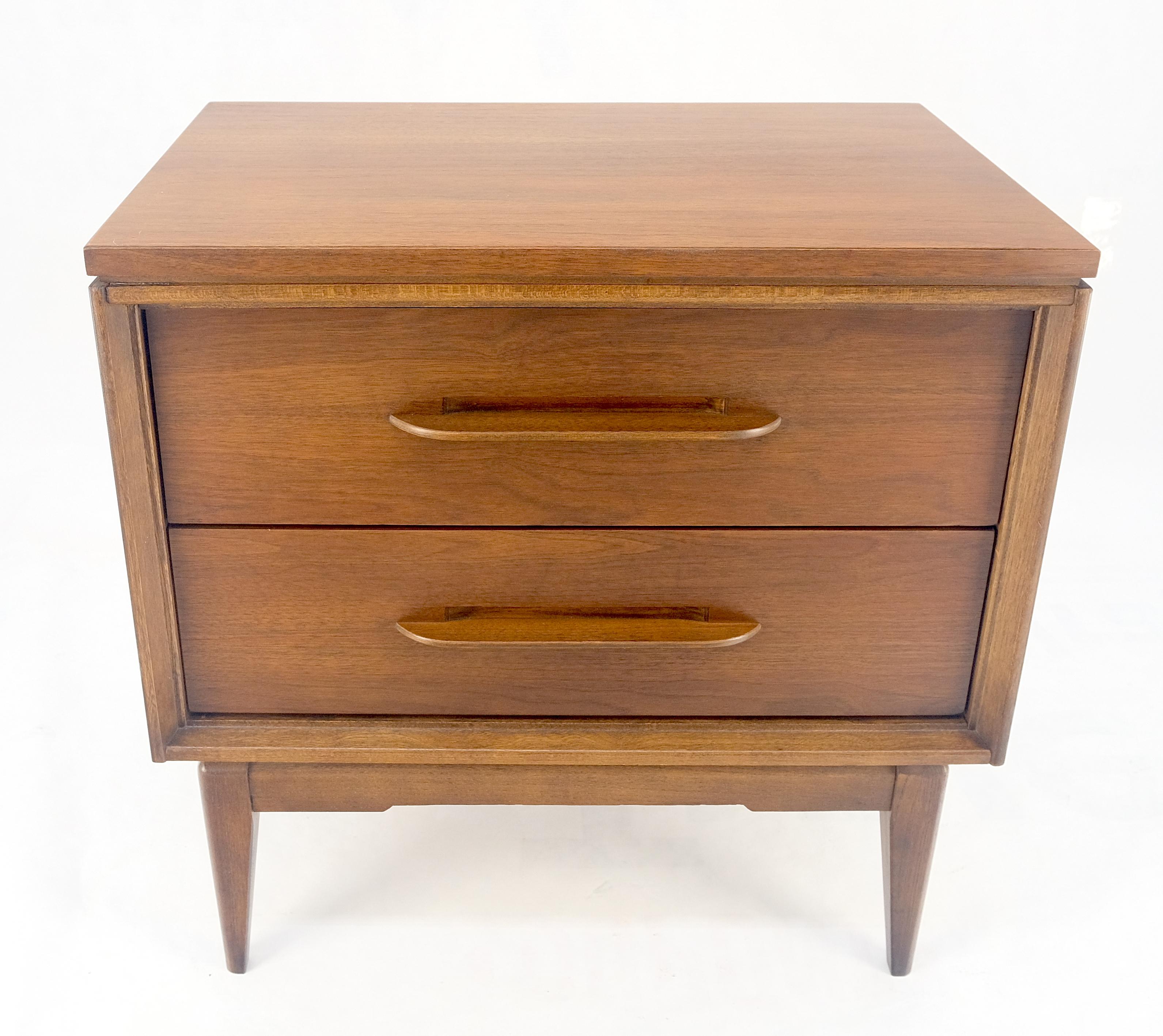 Americano Mobiletto con comodino a due cassetti in legno di noce oliato americano scolpito MINT! in vendita