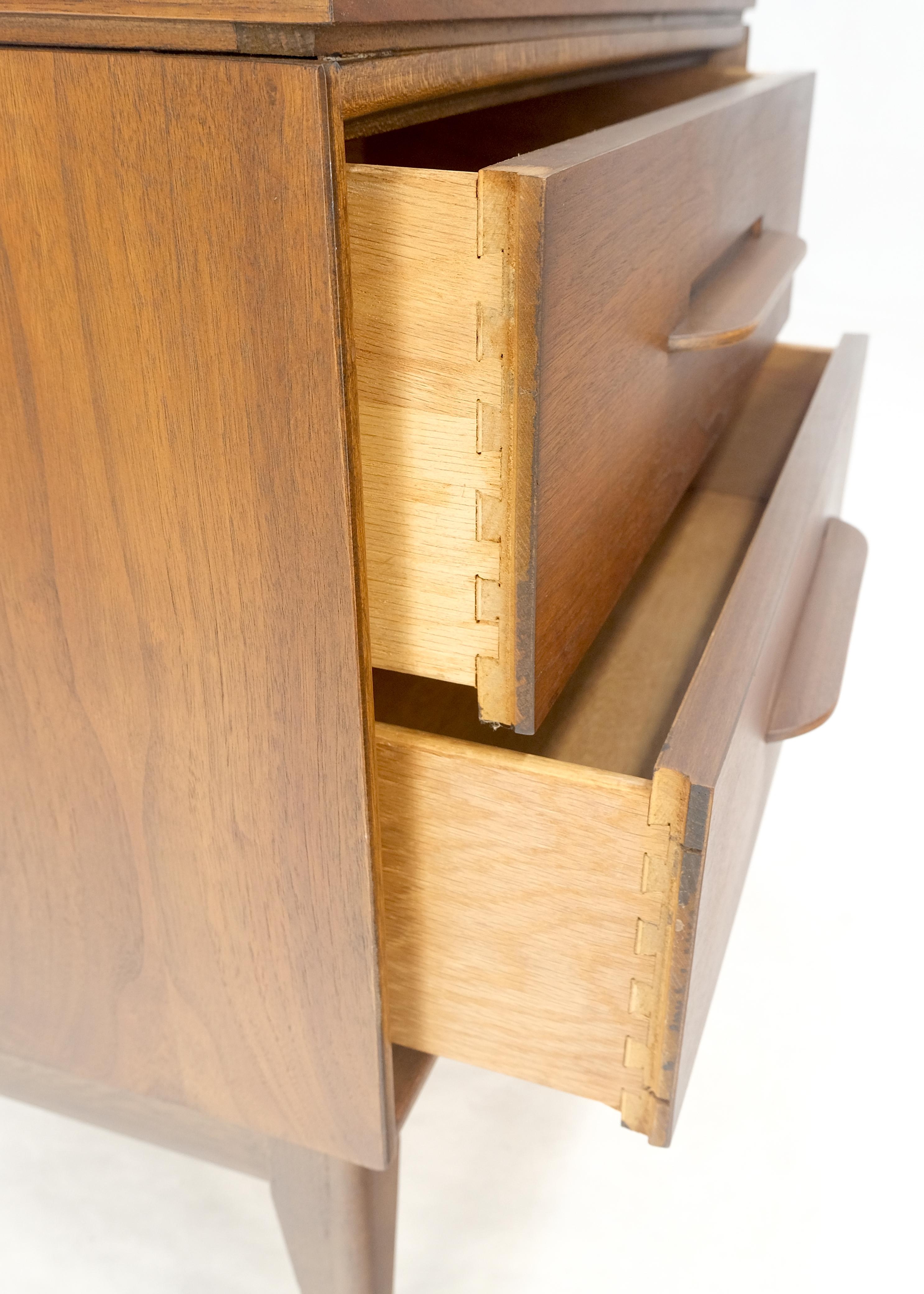 Verniciato Mobiletto con comodino a due cassetti in legno di noce oliato americano scolpito MINT! in vendita