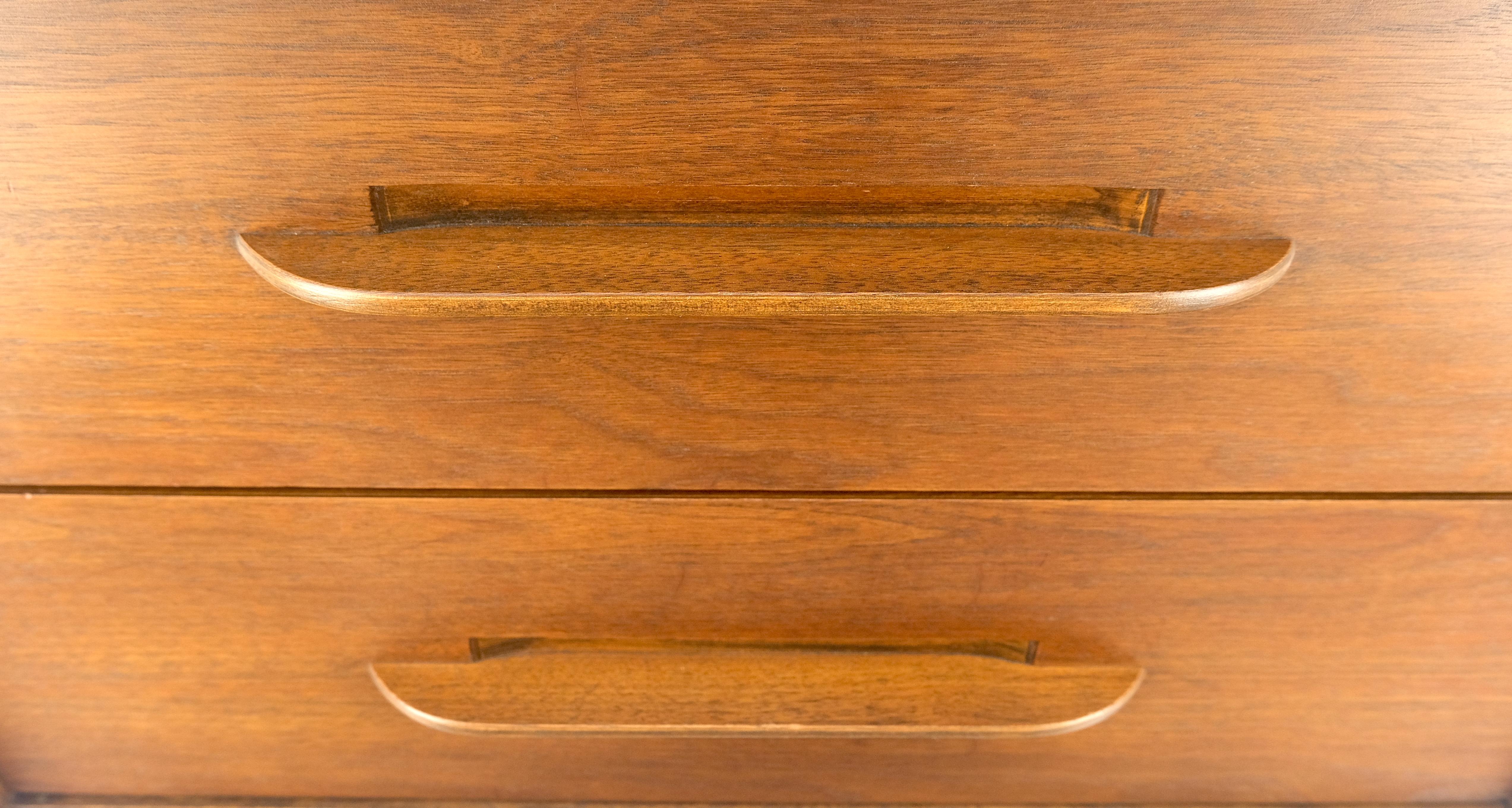 XX secolo Mobiletto con comodino a due cassetti in legno di noce oliato americano scolpito MINT! in vendita