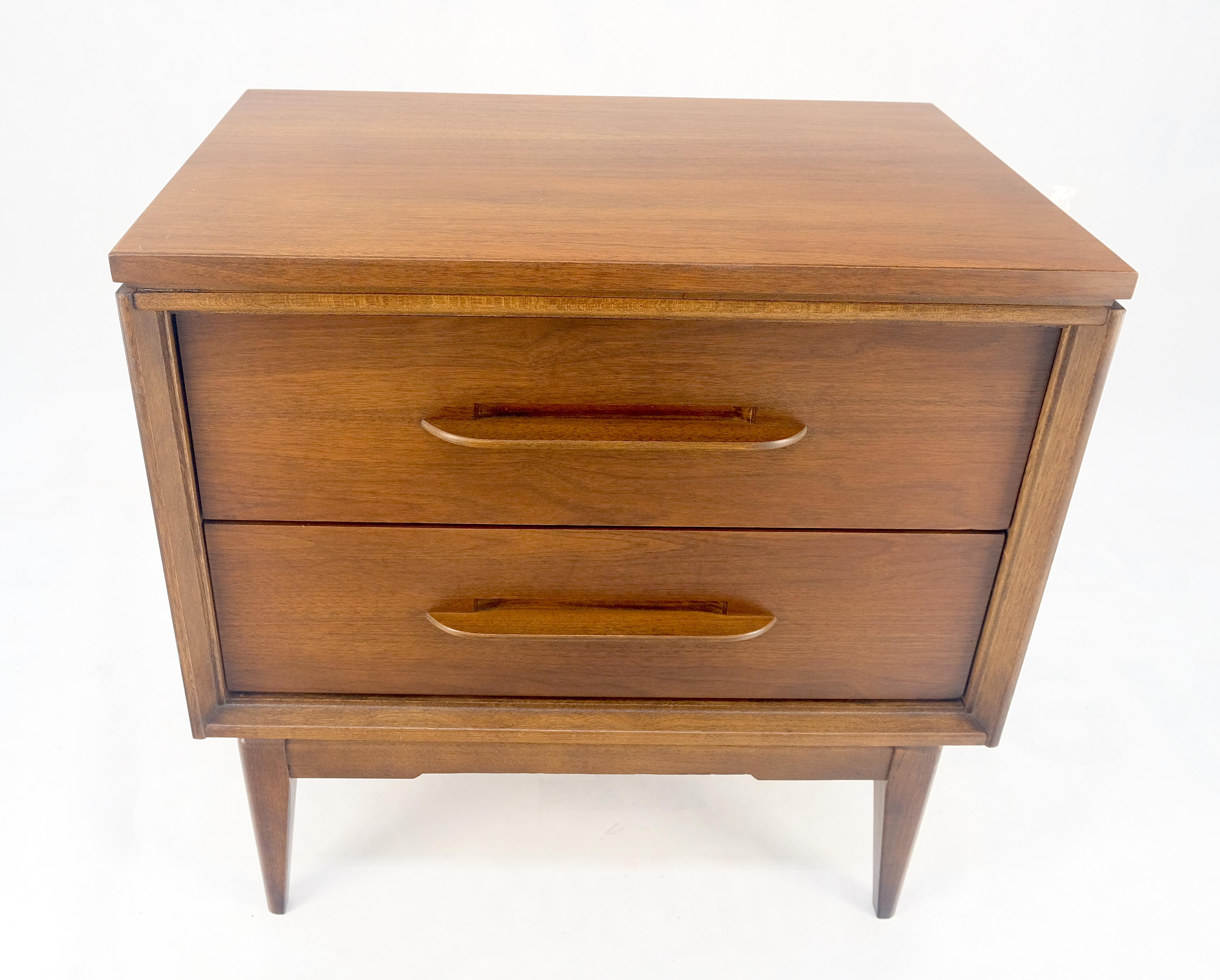 Noce Mobiletto con comodino a due cassetti in legno di noce oliato americano scolpito MINT! in vendita