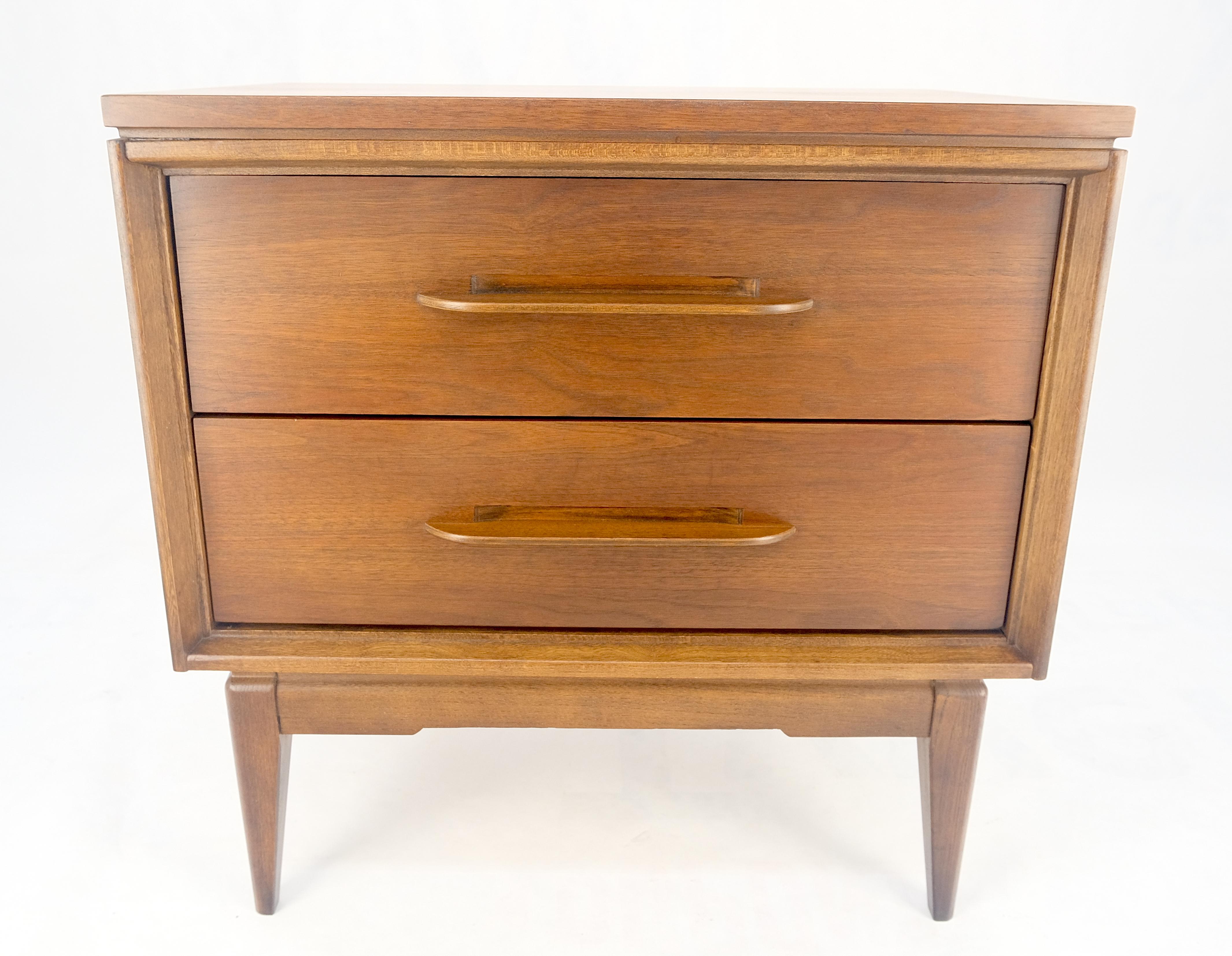 Mobiletto con comodino a due cassetti in legno di noce oliato americano scolpito MINT! in vendita 1