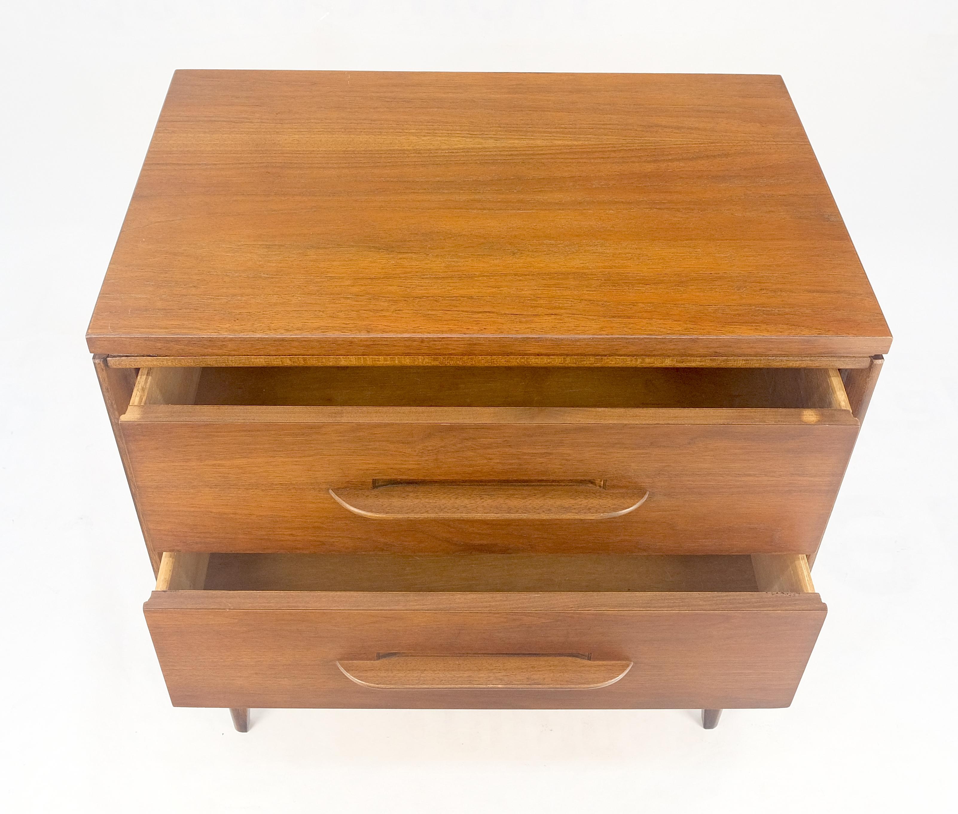 Mobiletto con comodino a due cassetti in legno di noce oliato americano scolpito MINT! in vendita 2