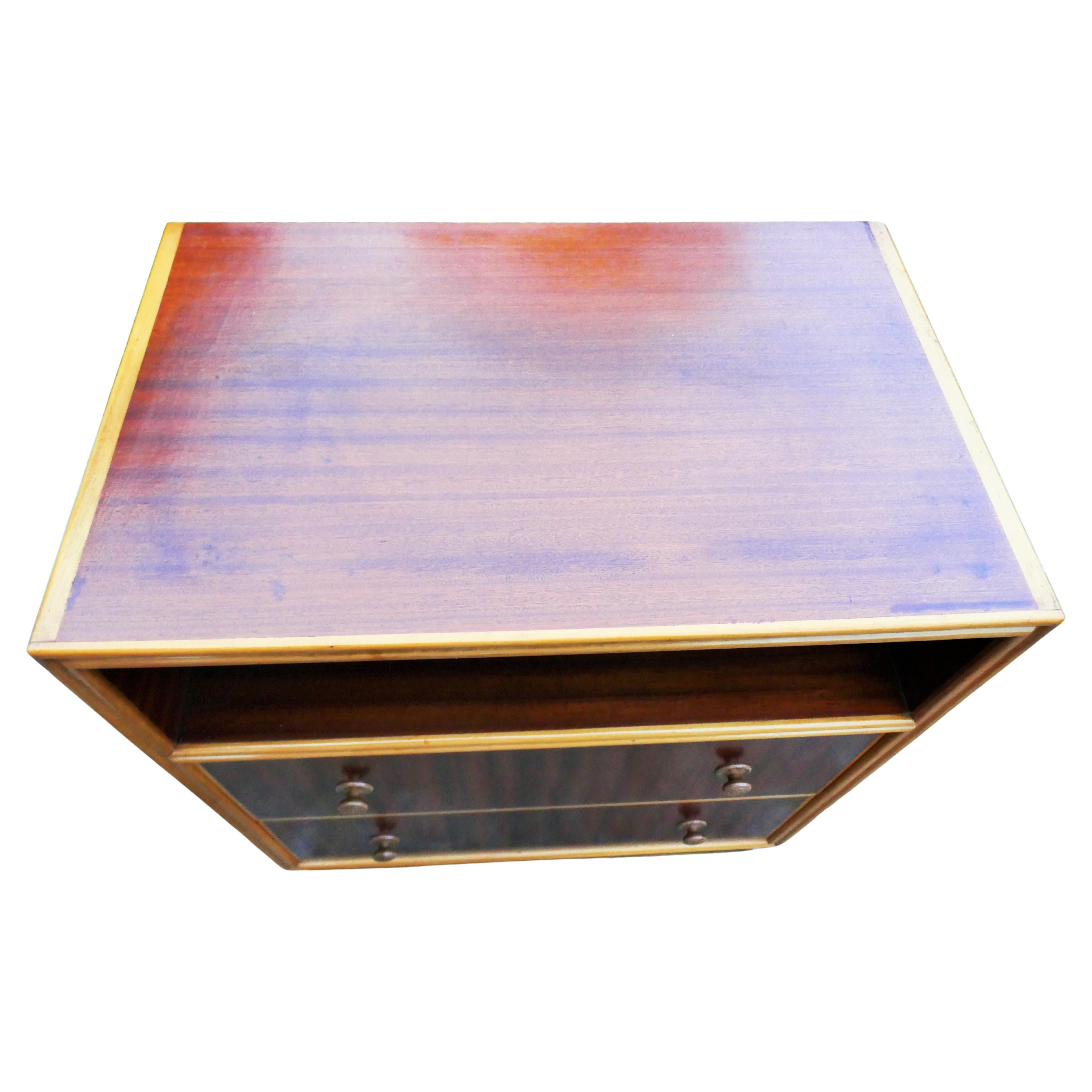 Two-drawer cabinet attributed to Osvaldo Borsani.
Good condition.
Thanks