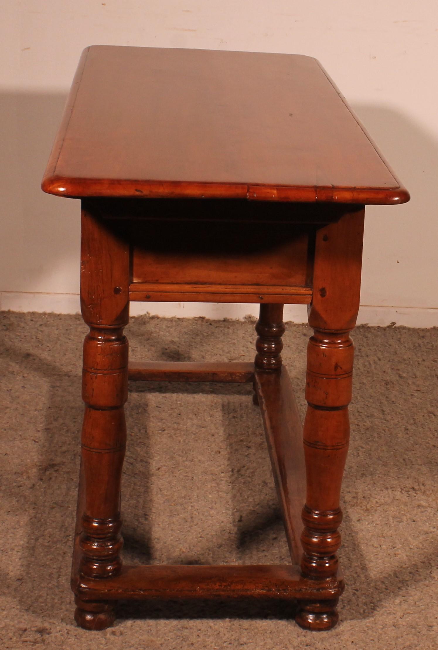 Console à deux tiroirs en bois de cerisier - 18e siècle en vente 3