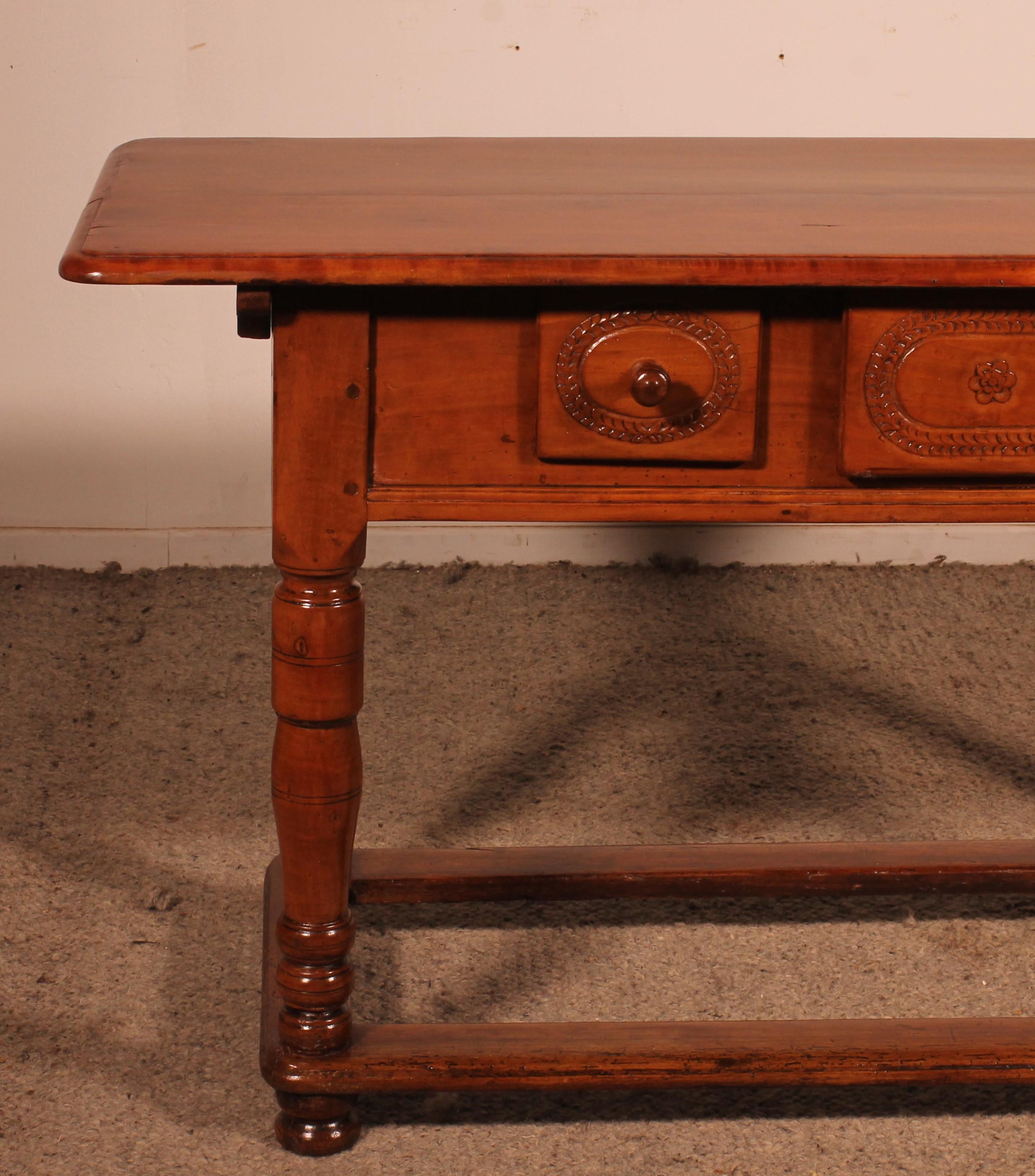 Superbe console française du XVIIIe siècle en merisier
élégante console qui comporte deux tiroirs dans la ceinture.

Petit modèle insolite qui possède une très belle base avec des pieds tournés reliés par une entretoise en bois
Petite dimension