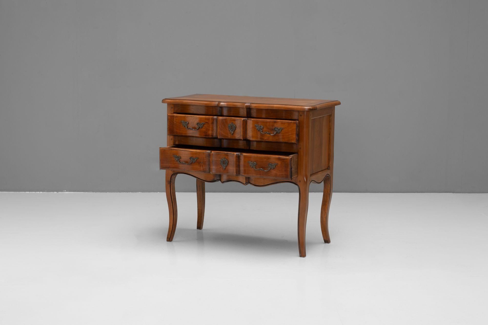 Cassettiera a due cassetti in ciliegio su gambe cabriole. Circa 1940.
H. 78cm x L. 89cm x P. 44cm