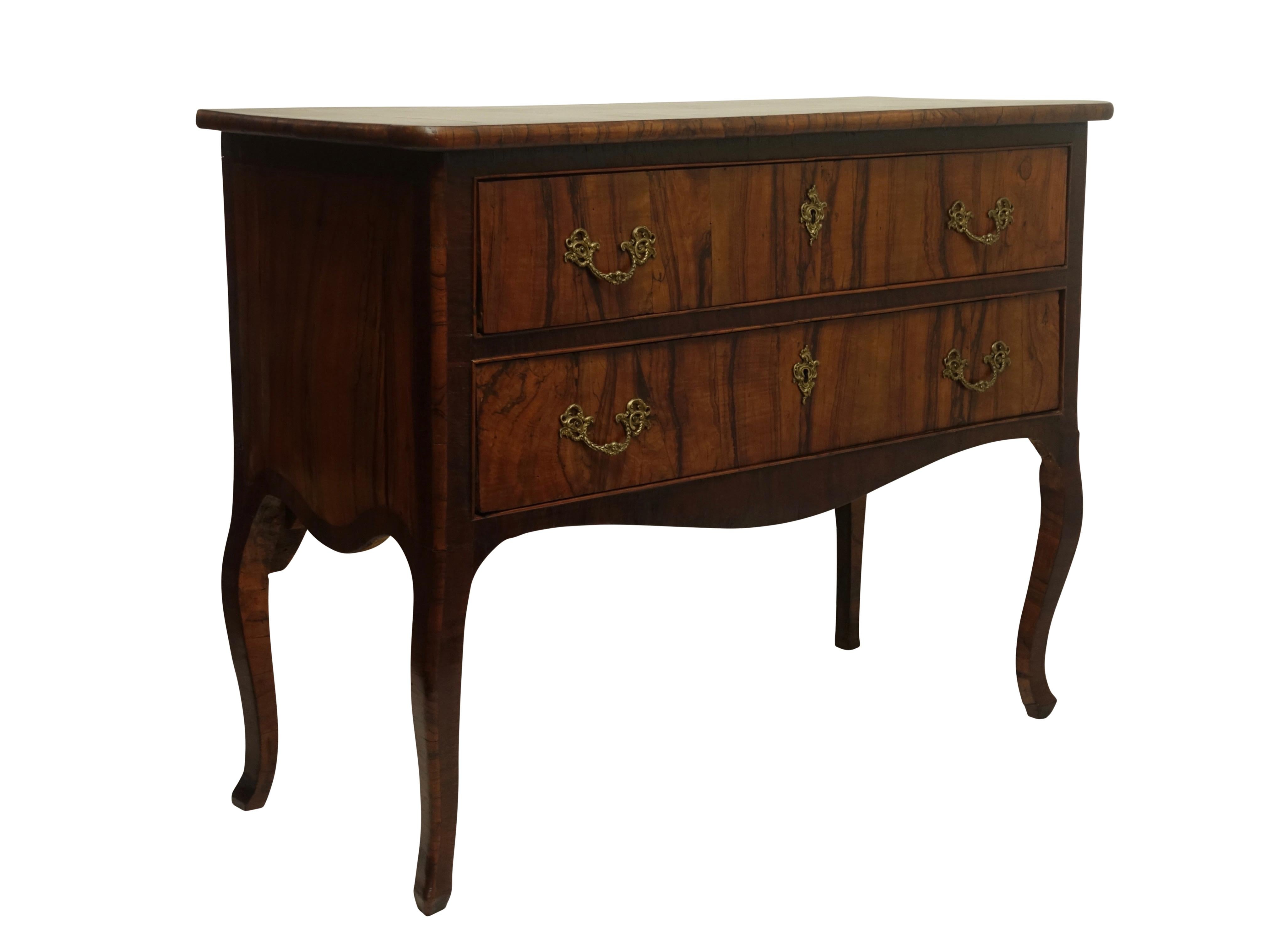 Mahogany two-drawer commode with inset of Circassian walnut on the top and drawer fronts standing on cabriole legs, Portuguese, 18th century.
   