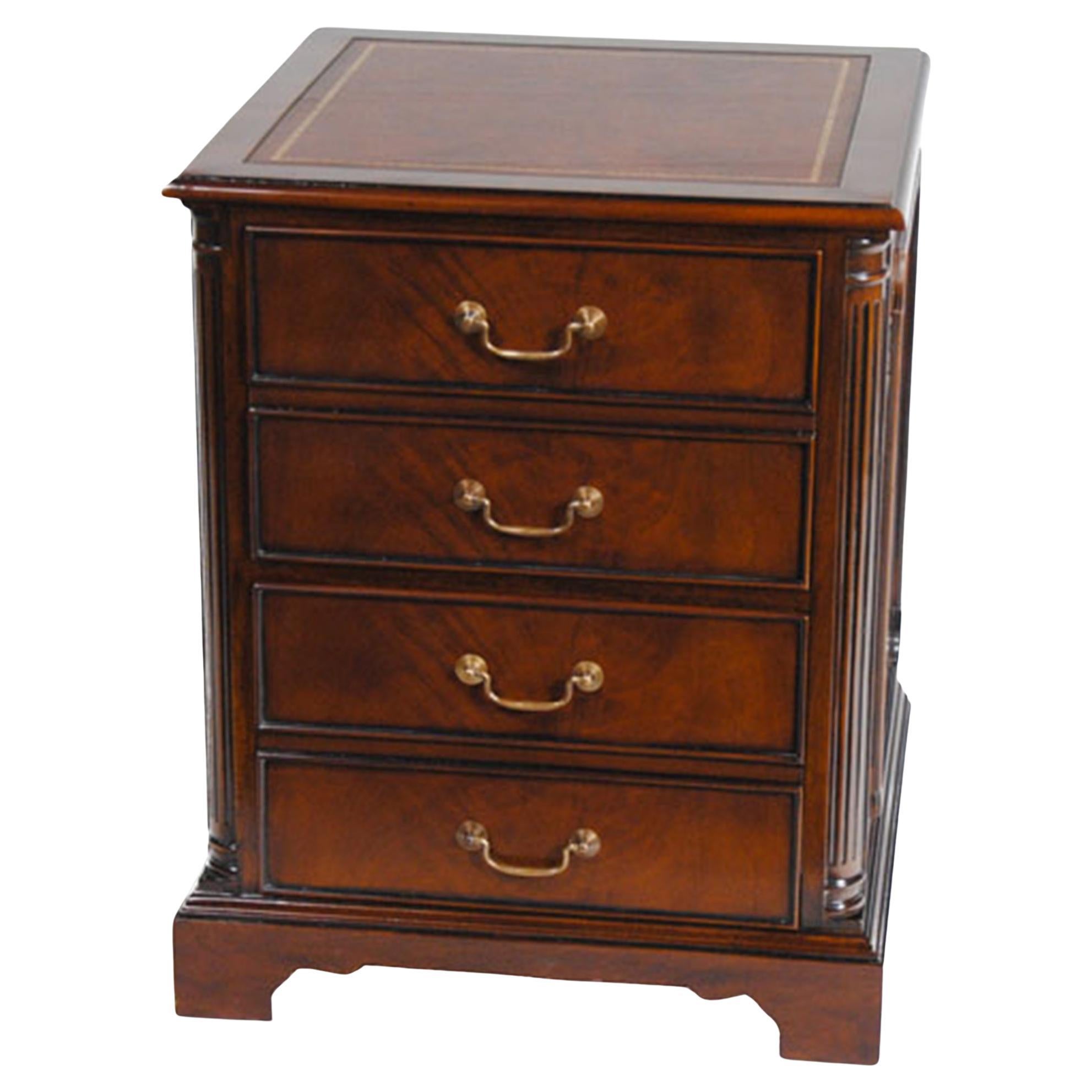 Un mueble de oficina de alta calidad de Niagara Furniture, nuestro Archivador de dos cajones está fabricado con caoba labrada. La parte superior del mueble está revestida de un panel de cuero marrón de plena flor con un atractivo grabado dorado en