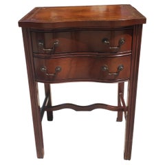 Chippendale a due cassetti in mogano  Tavolino con piano in pelle stampata