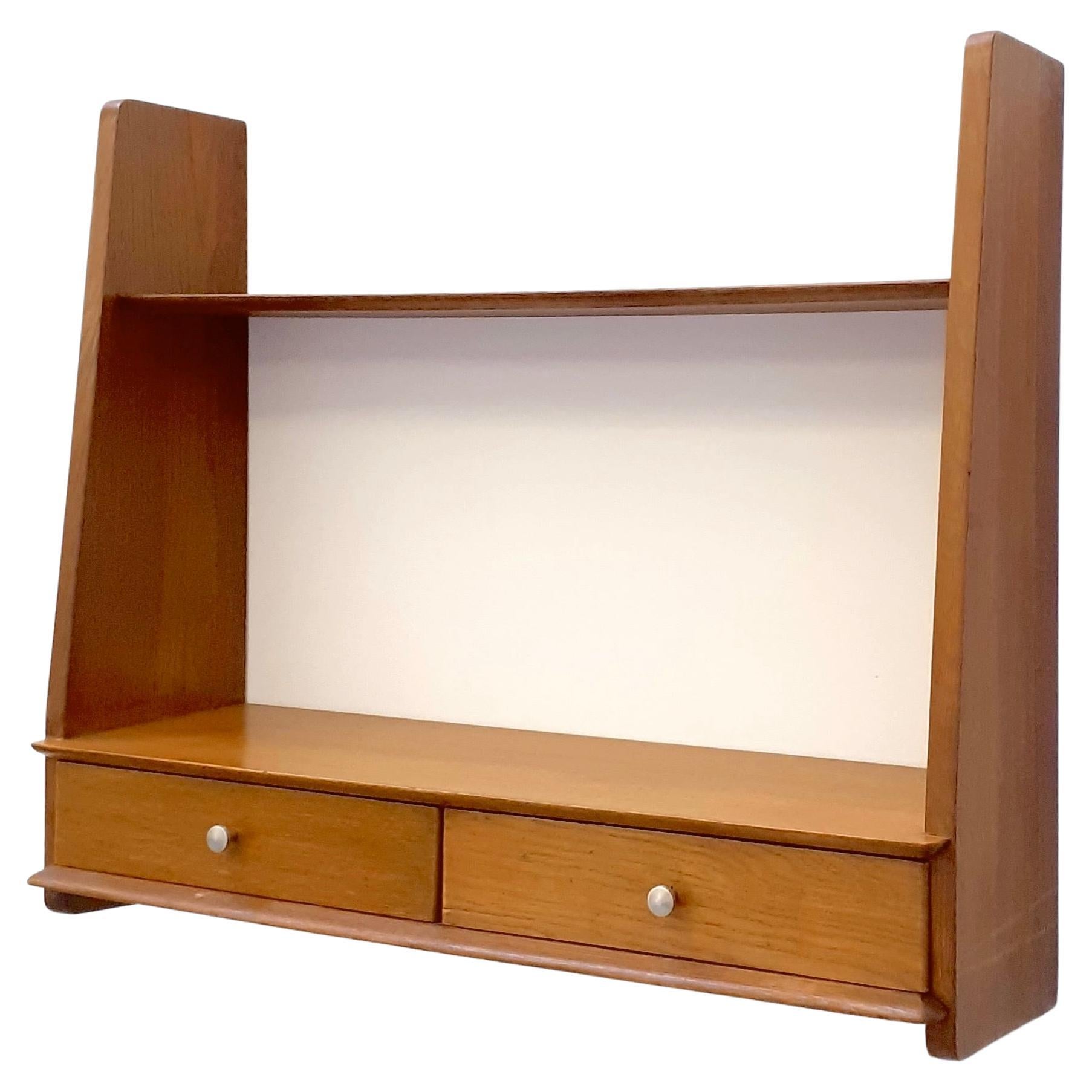 Étagère à deux tiroirs de Marcel Gascoin, ARHEC, 1947

Étagère à deux tiroirs créée par Marcel Gascoin éditée par l'ARHEC en 1947. Cette étagère est fabriquée en bois de chêne.

Présentées dans le pavillon de l'UAM lors de l'Exposition