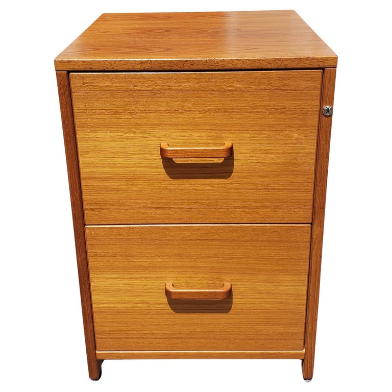 Meuble de rangement vertical à deux tiroirs en bois de teck filé sur