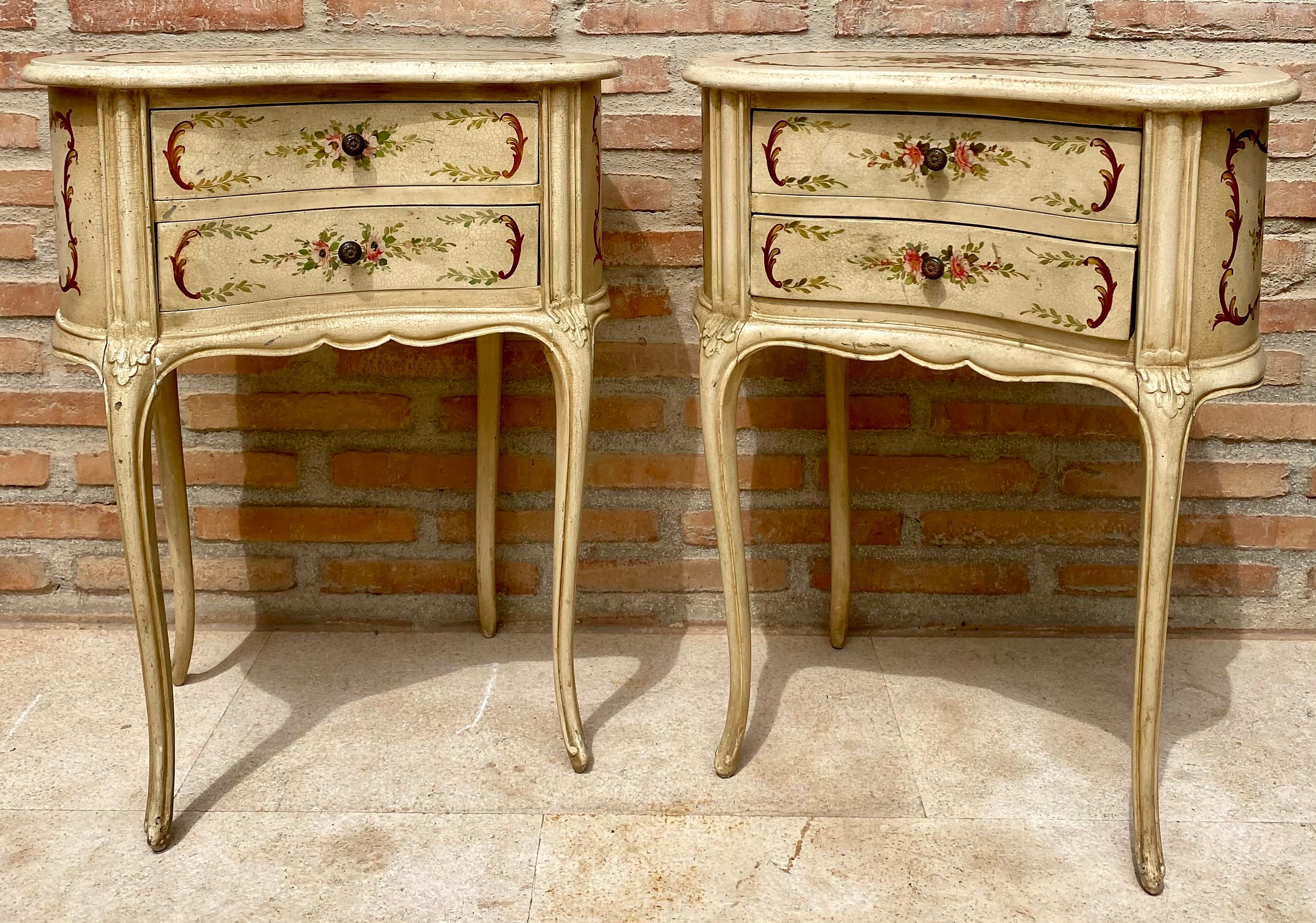 Zwei elegante Nachttische oder Beistelltische aus Massivholz im Louis XV-Stil, lackiert in hellem Beige mit floralen Akzenten. Hergestellt aus geschnitztem Holz, um 1940.
Eine hervorragende 1940er Französisch hölzernen zwei Schubladen Niere Stil