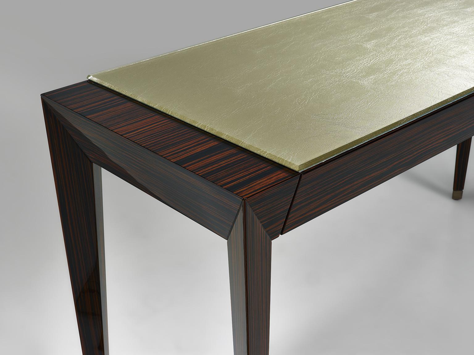 Tisch mit zwei Schubladen Gestell aus Ebenholzfurnier Massivholzkappen an den Füßen Vetrite (Italienisch) im Angebot