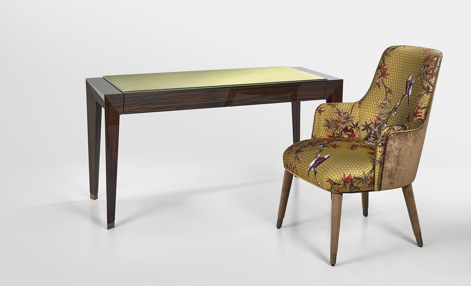 Table à deux tiroirs spécialement en stock en vente Excellent état - En vente à London, GB