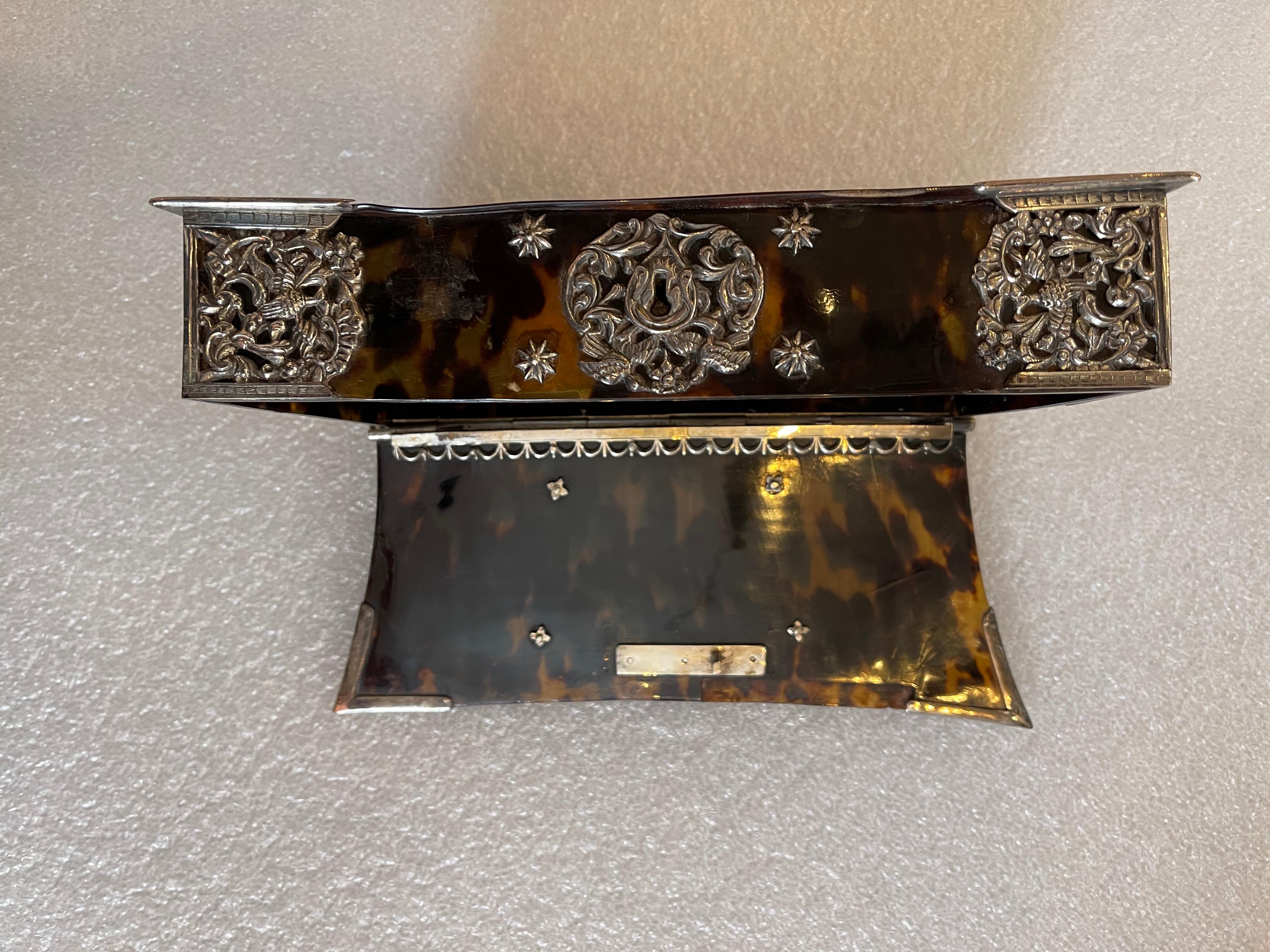 Two Dutch Colonial Tortoiseshell Bible Boxes with Silver Mounts, 18th Century For Sale 8