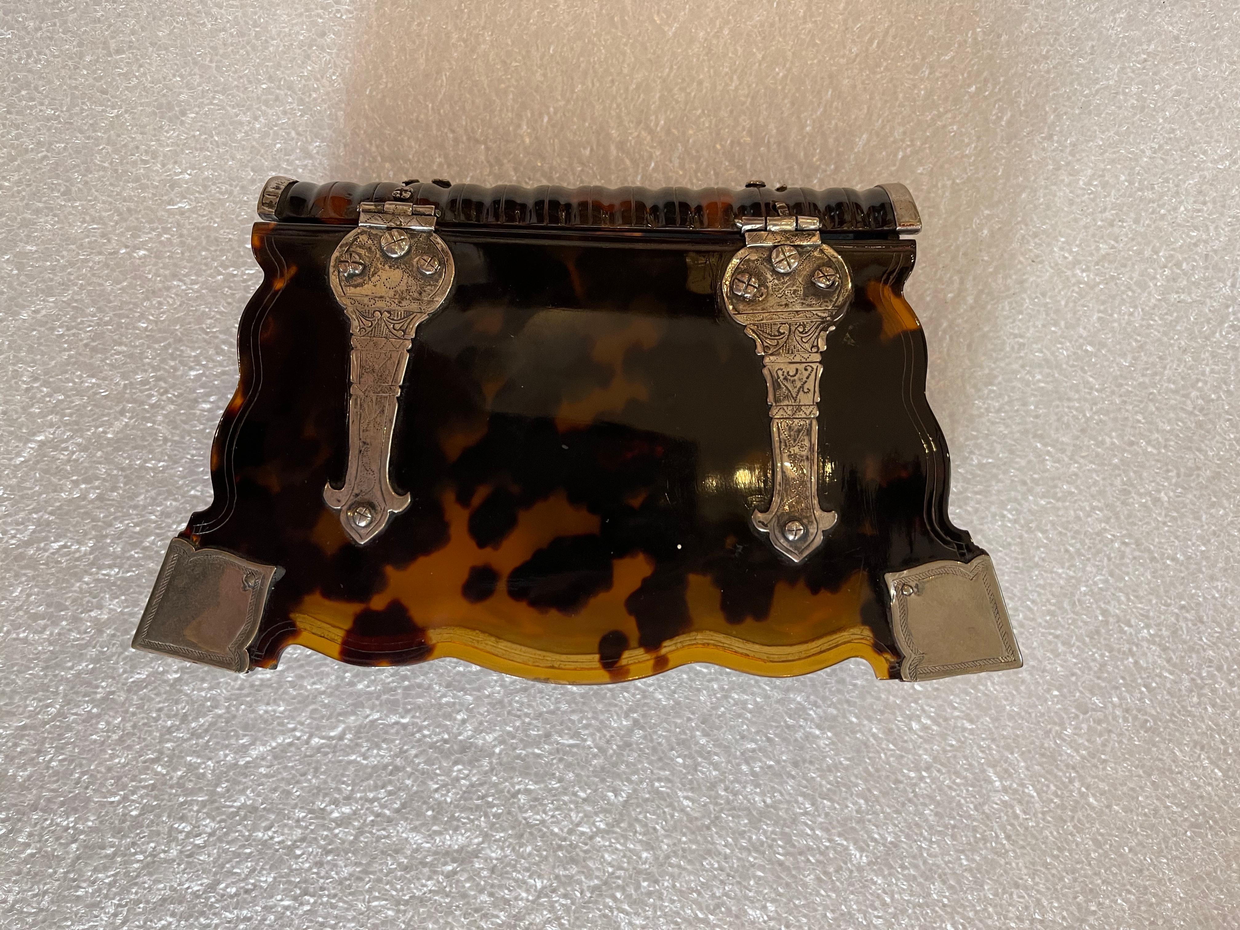 Two Dutch Colonial Tortoiseshell Bible Boxes with Silver Mounts, 18th Century For Sale 11