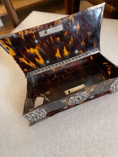 Dos cajas bíblicas coloniales holandesas de carey con monturas de plata, Siglo XVIII