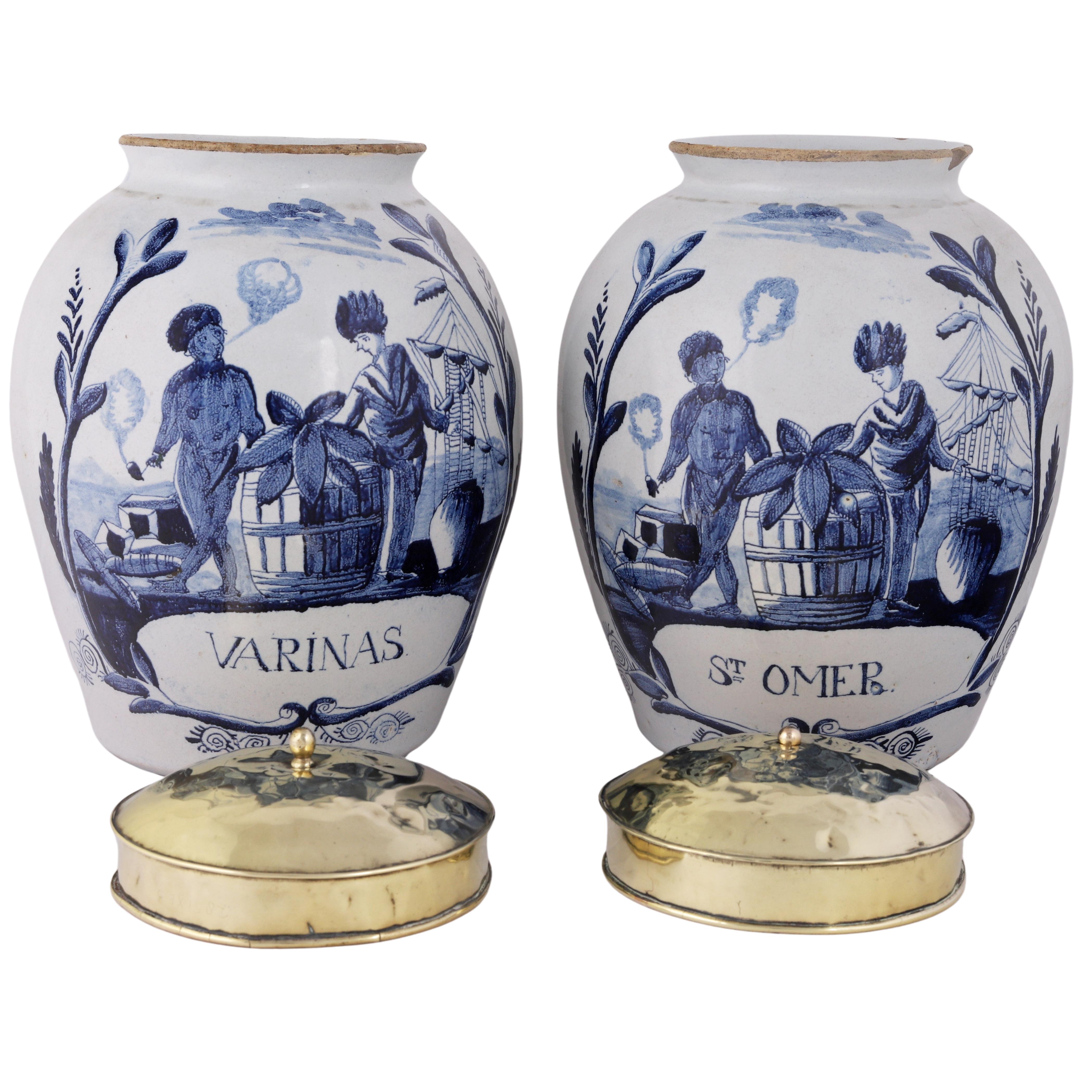 Two Dutch Delft Tobacco Jars with Original Lids: Varinas St. Omer, 18th Century In Good Condition For Sale In AMSTERDAM, NH