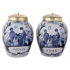 Dos Tabaqueras Holandesas de Delft con Tapas Originales: Varinas St. Omer, Siglo XVIII