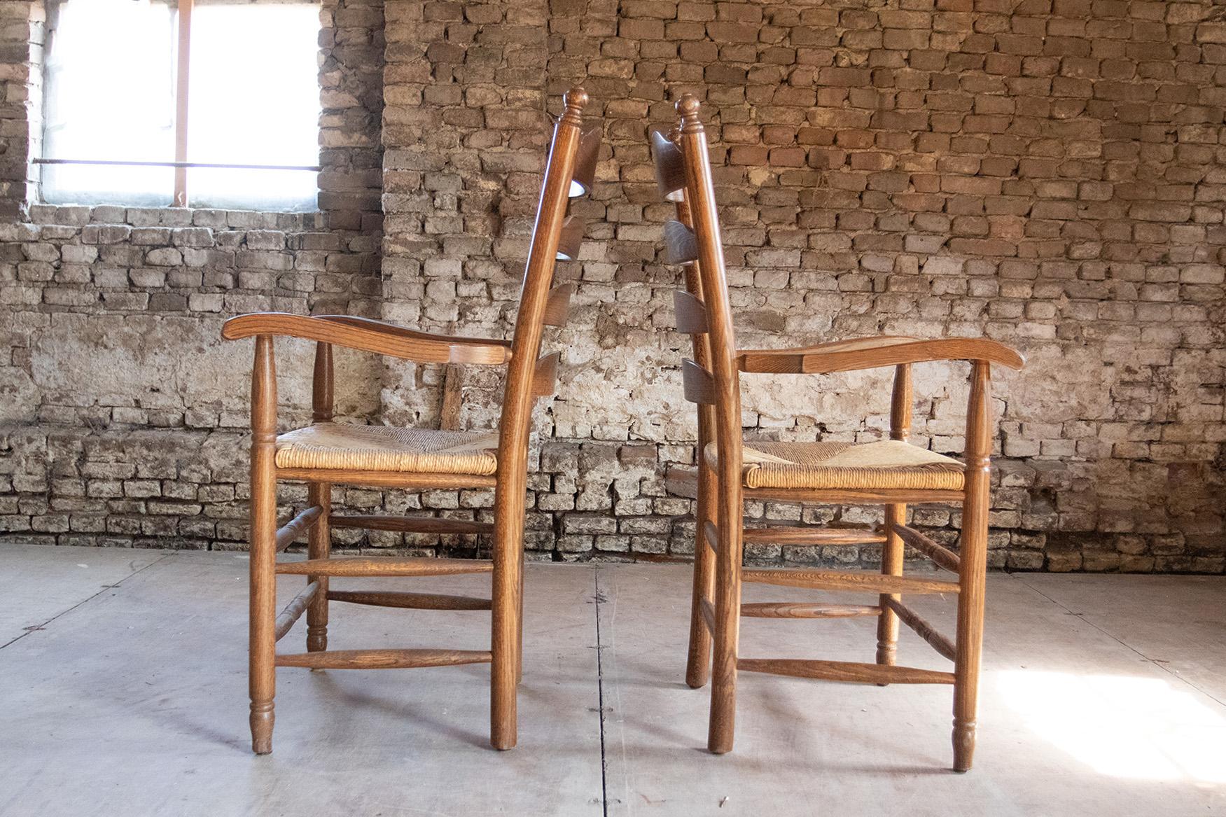 Deux fauteuils Dutch Knobs à dossier échelonné et siège en jonc de chêne en vente 3