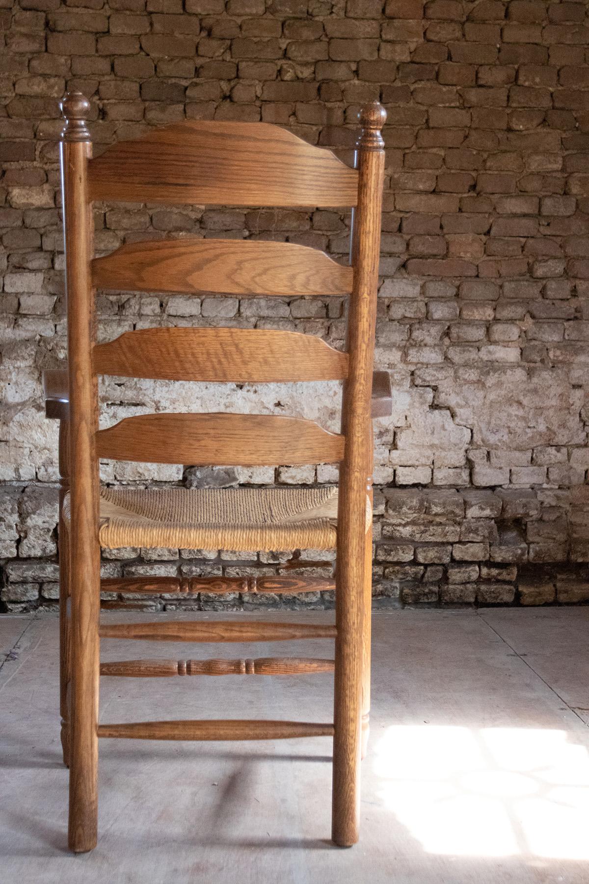 Deux fauteuils Dutch Knobs à dossier échelonné et siège en jonc de chêne en vente 6