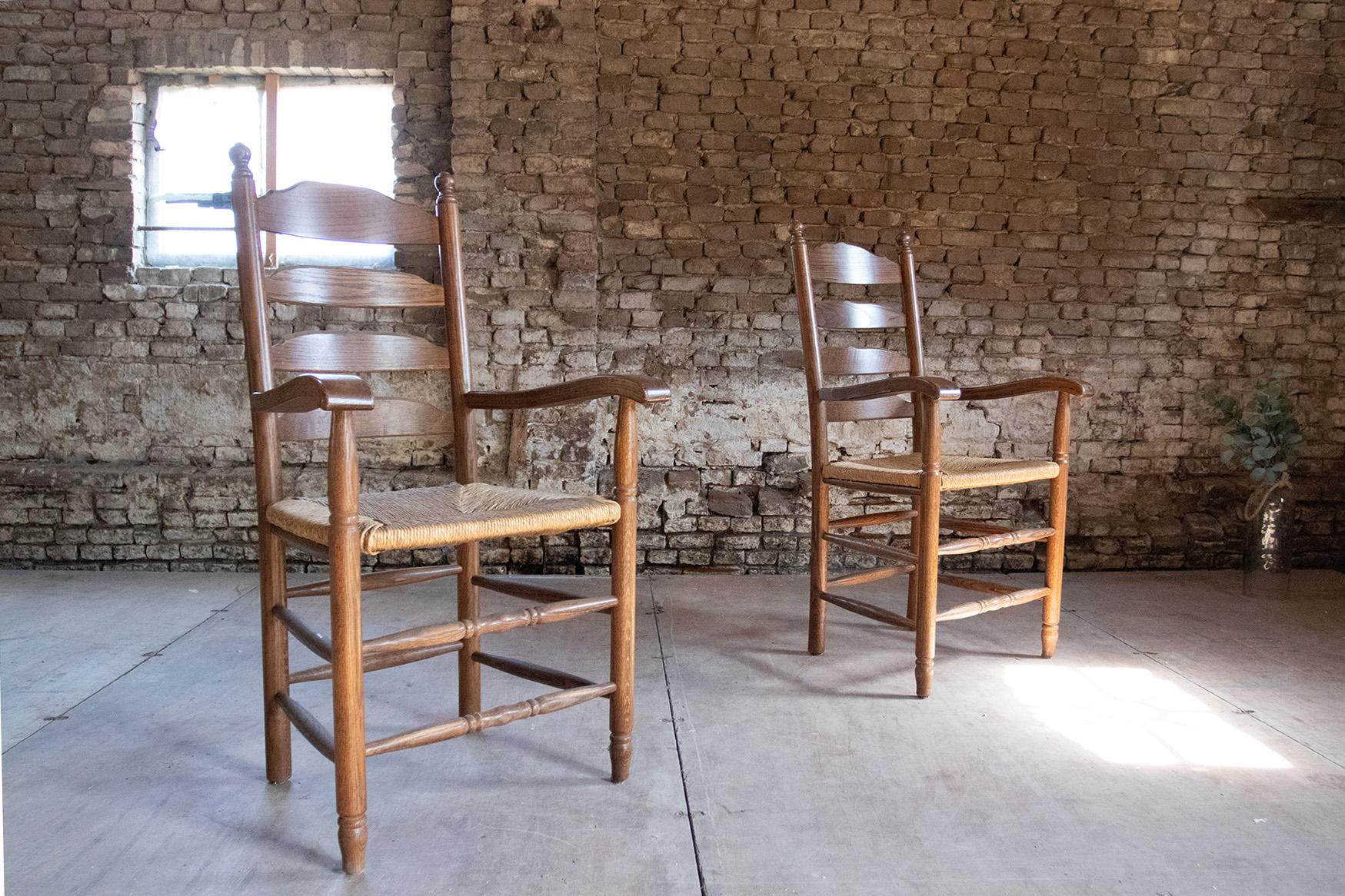 Deux fauteuils Dutch Knobs à dossier échelonné et siège en jonc de chêne en vente 7