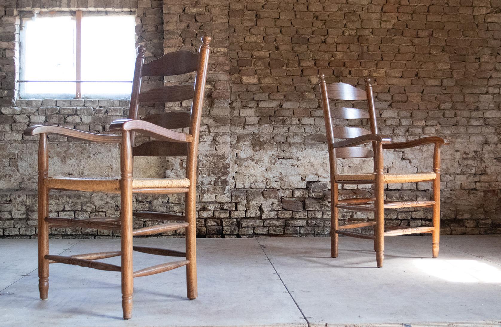 Deux fauteuils Dutch Knobs à dossier échelonné et siège en jonc de chêne en vente 9