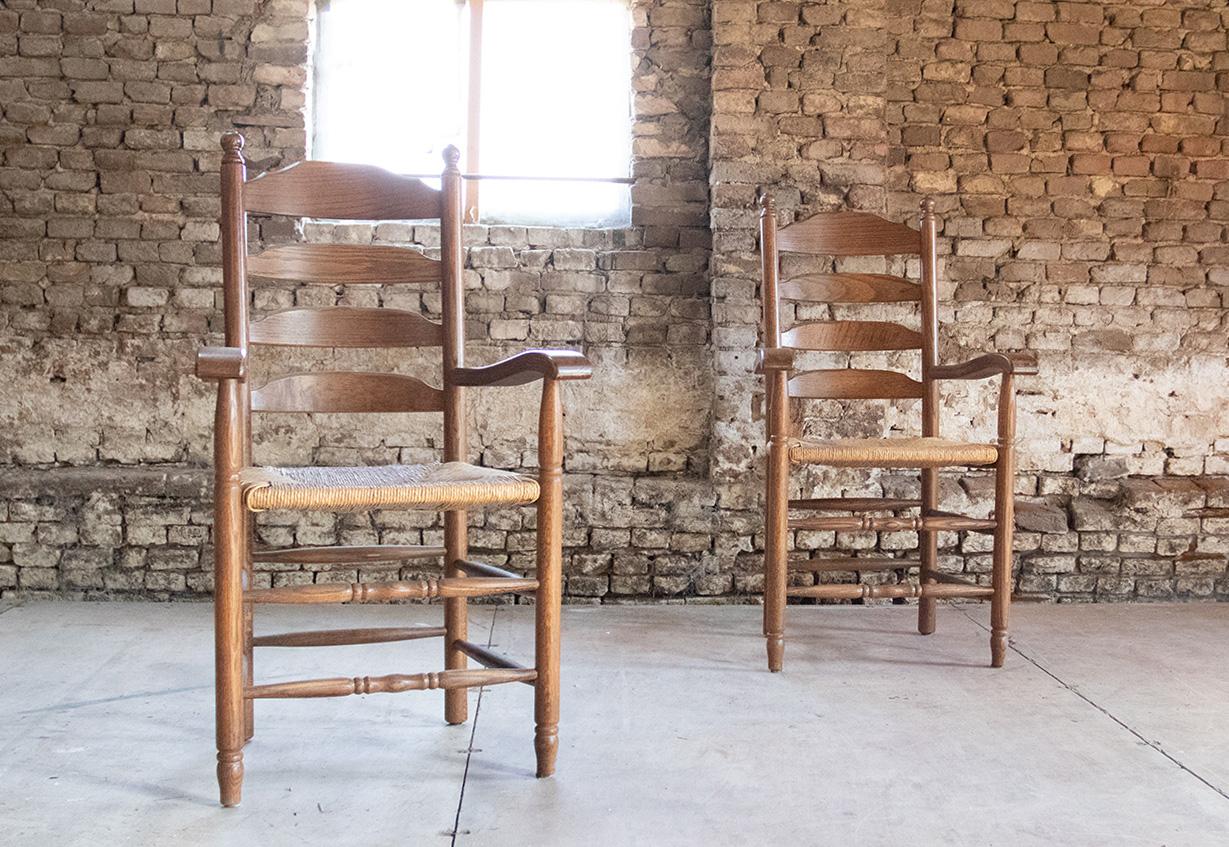 Néerlandais Deux fauteuils Dutch Knobs à dossier échelonné et siège en jonc de chêne en vente