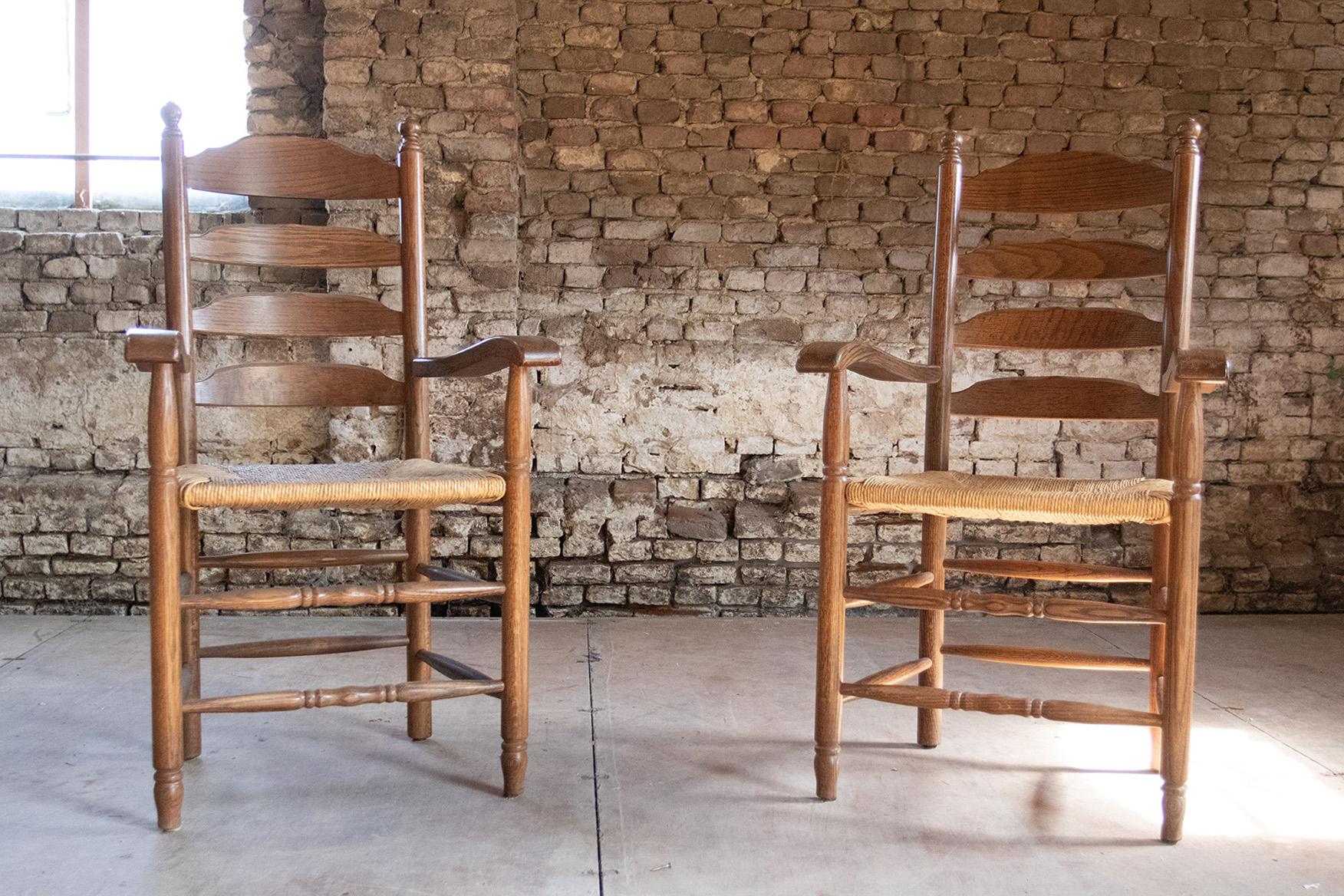 Deux fauteuils Dutch Knobs à dossier échelonné et siège en jonc de chêne en vente 1
