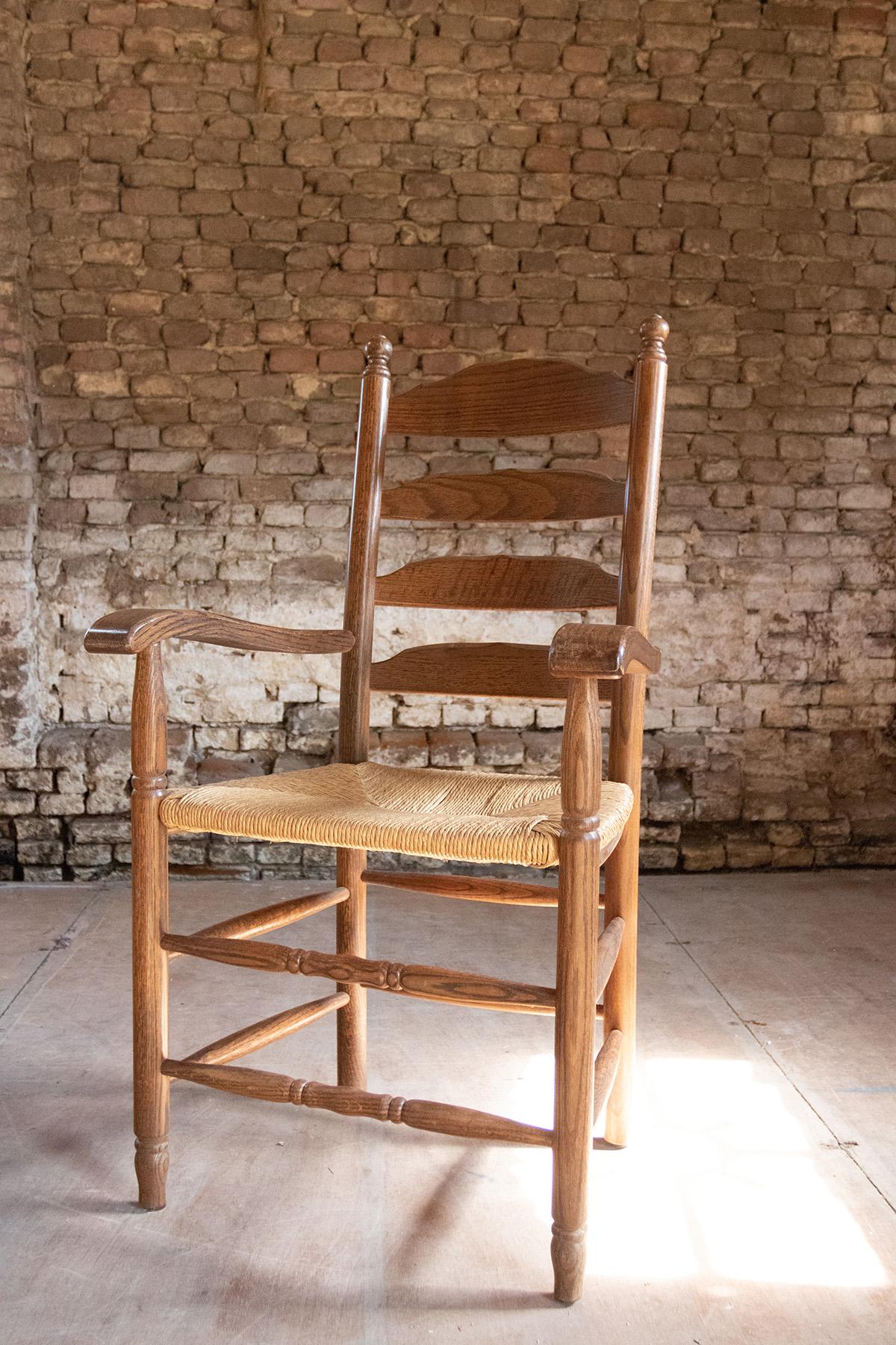 Deux fauteuils Dutch Knobs à dossier échelonné et siège en jonc de chêne en vente 2