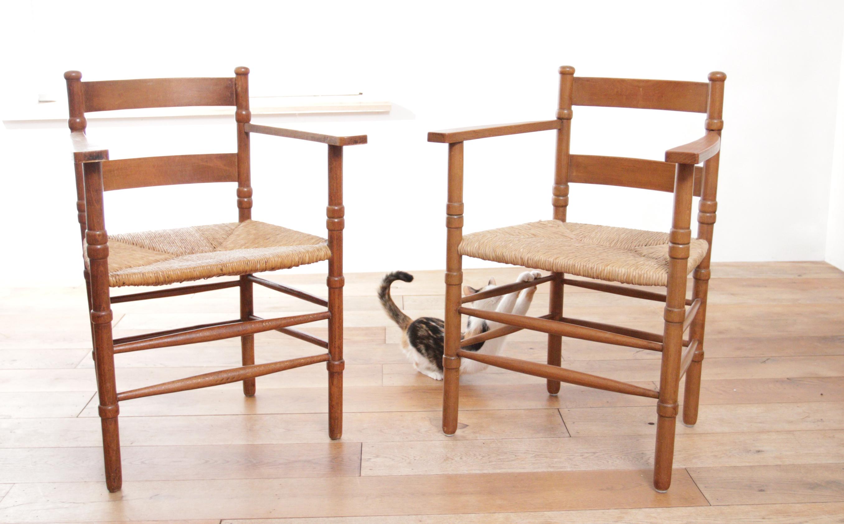 Beautiful armchairs from the 1930s made of solid oak with a wicker woven seat of the Art Deco period.
Fit perfectly with the style of designers such as Charlotte Perriand and Charles Dudouyt.
Comfortable and a very nice warm appearance due to the