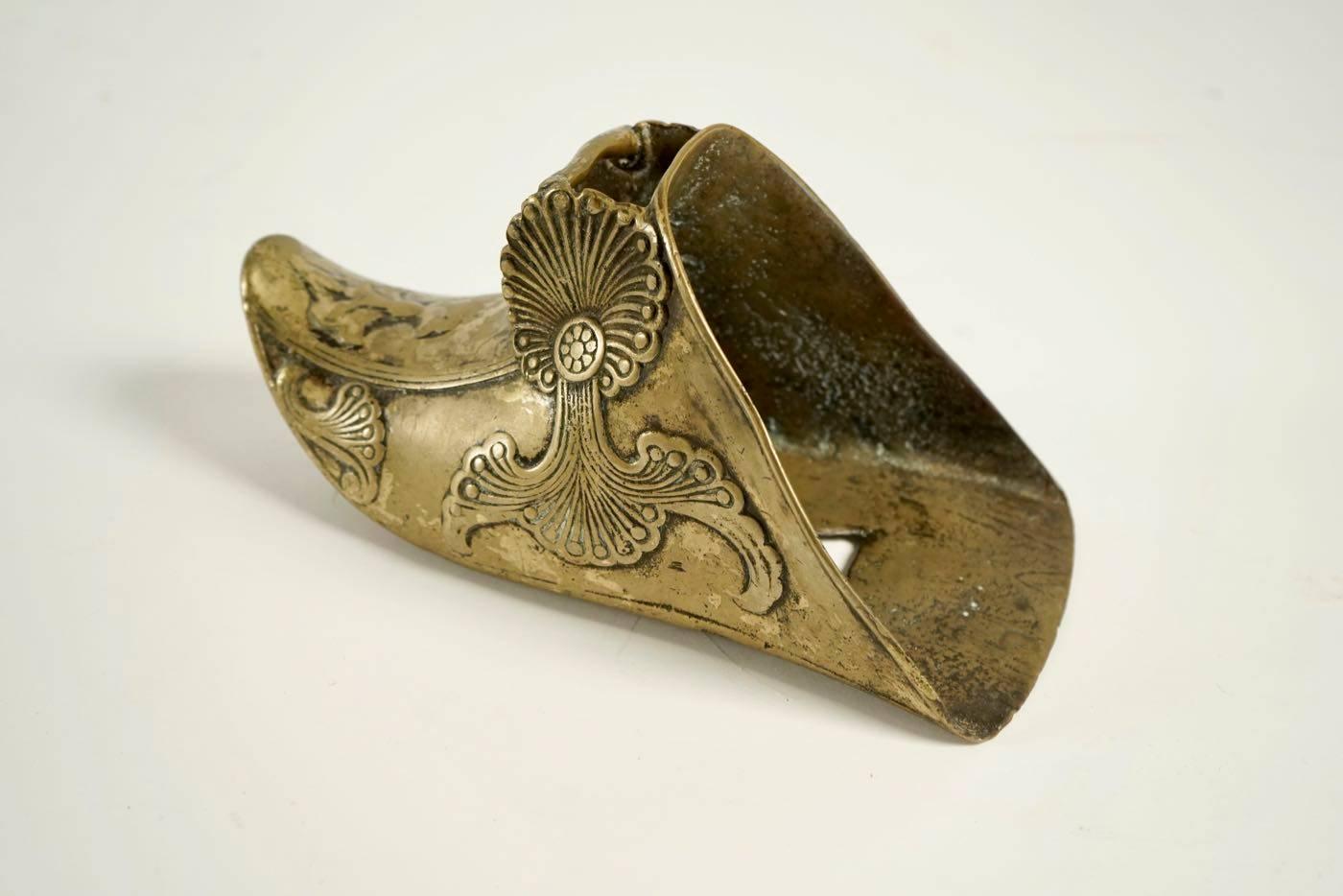 Two Dutch shoes from the 17th century in bronze. 
Measures: L 30cm, P 13cm, H 13cm
L 27cm, P 13cm, H 14cm.